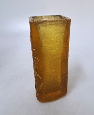 26965752b - Vierkantvase mit Disteldekor, Daum, Nancy, um 1900, farbloses Glas, gelb-orangefarben ...