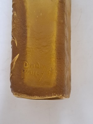 26965752e - Vierkantvase mit Disteldekor, Daum, Nancy, um 1900, farbloses Glas, gelb-orangefarben ...