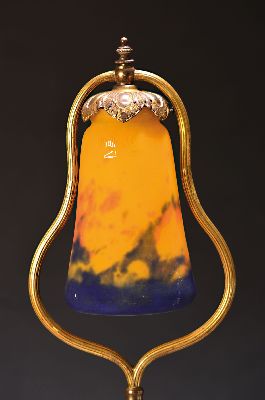 26965756a - Tischlampe und Vase, Muller Fréres, 20er Jahre, stil. Säulenfuß mit ...