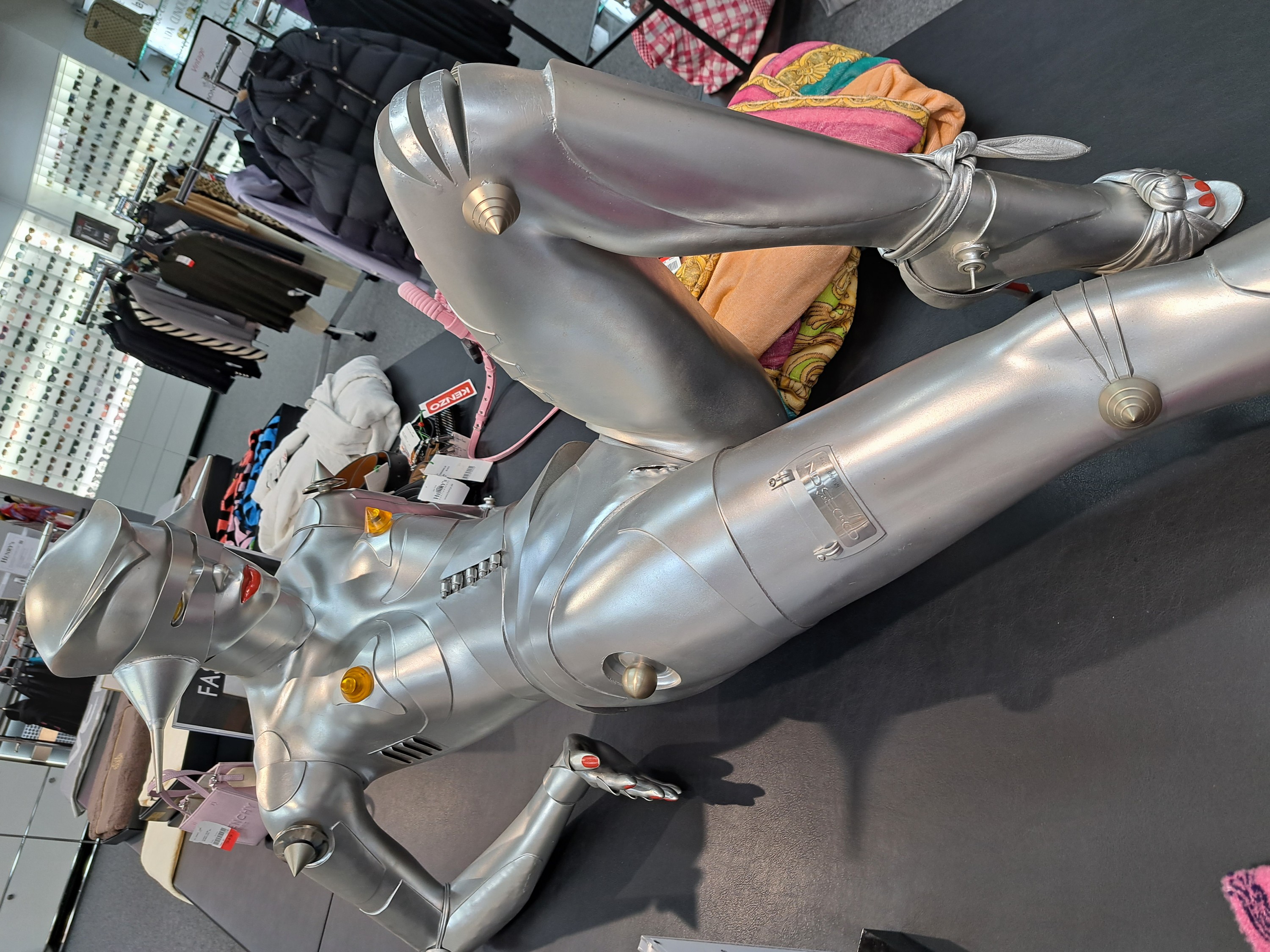 Detail a: Werbefigur wohl Entwurf für Audi, nach dem Vorbild von Sorayama Hajime, bez. CD-Design, Ideen aus Aluminium Folie, stehender weiblicher Roboter ...