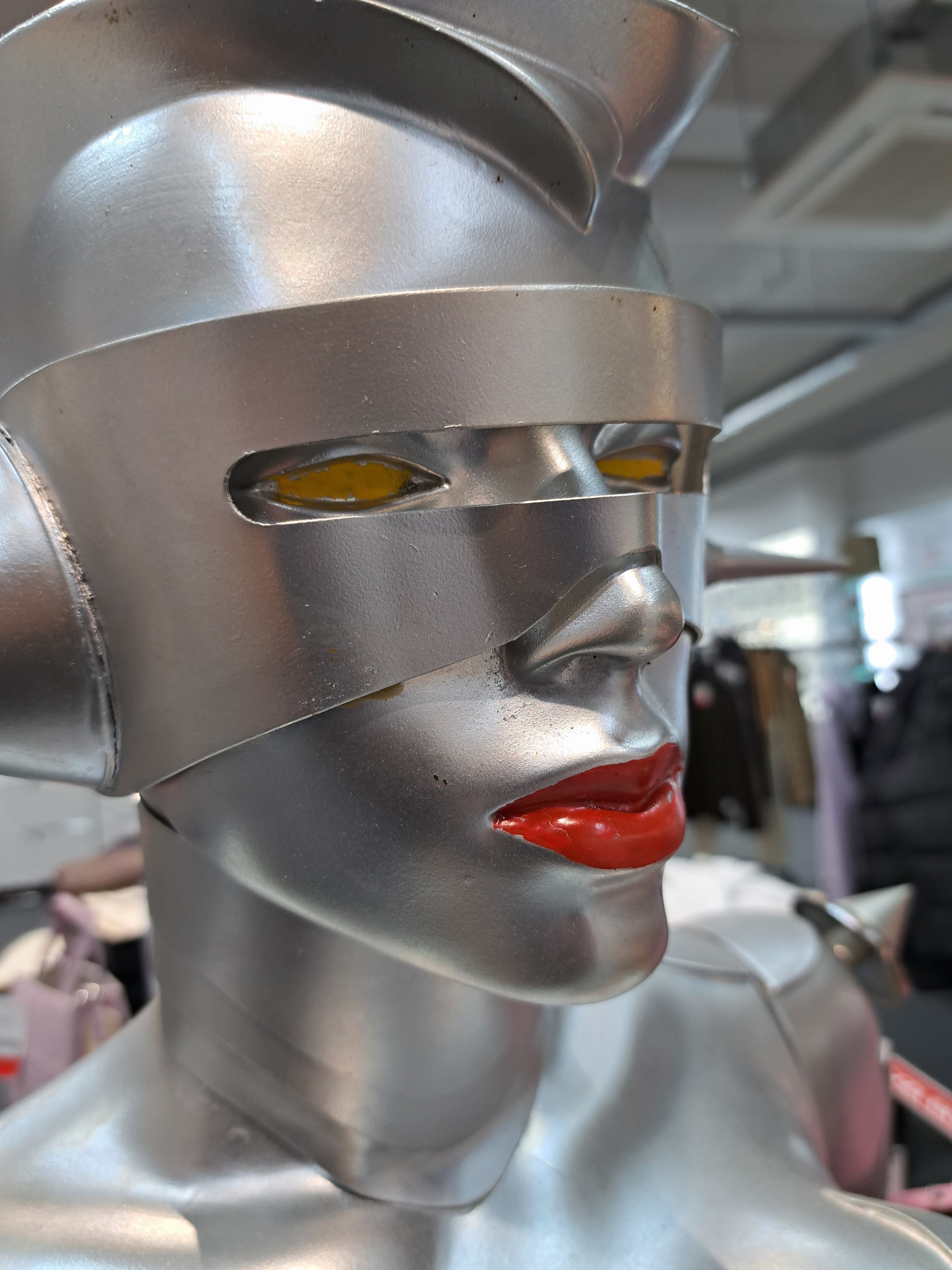 Detail b: Werbefigur wohl Entwurf für Audi, nach dem Vorbild von Sorayama Hajime, bez. CD-Design, Ideen aus Aluminium Folie, stehender weiblicher Roboter ...