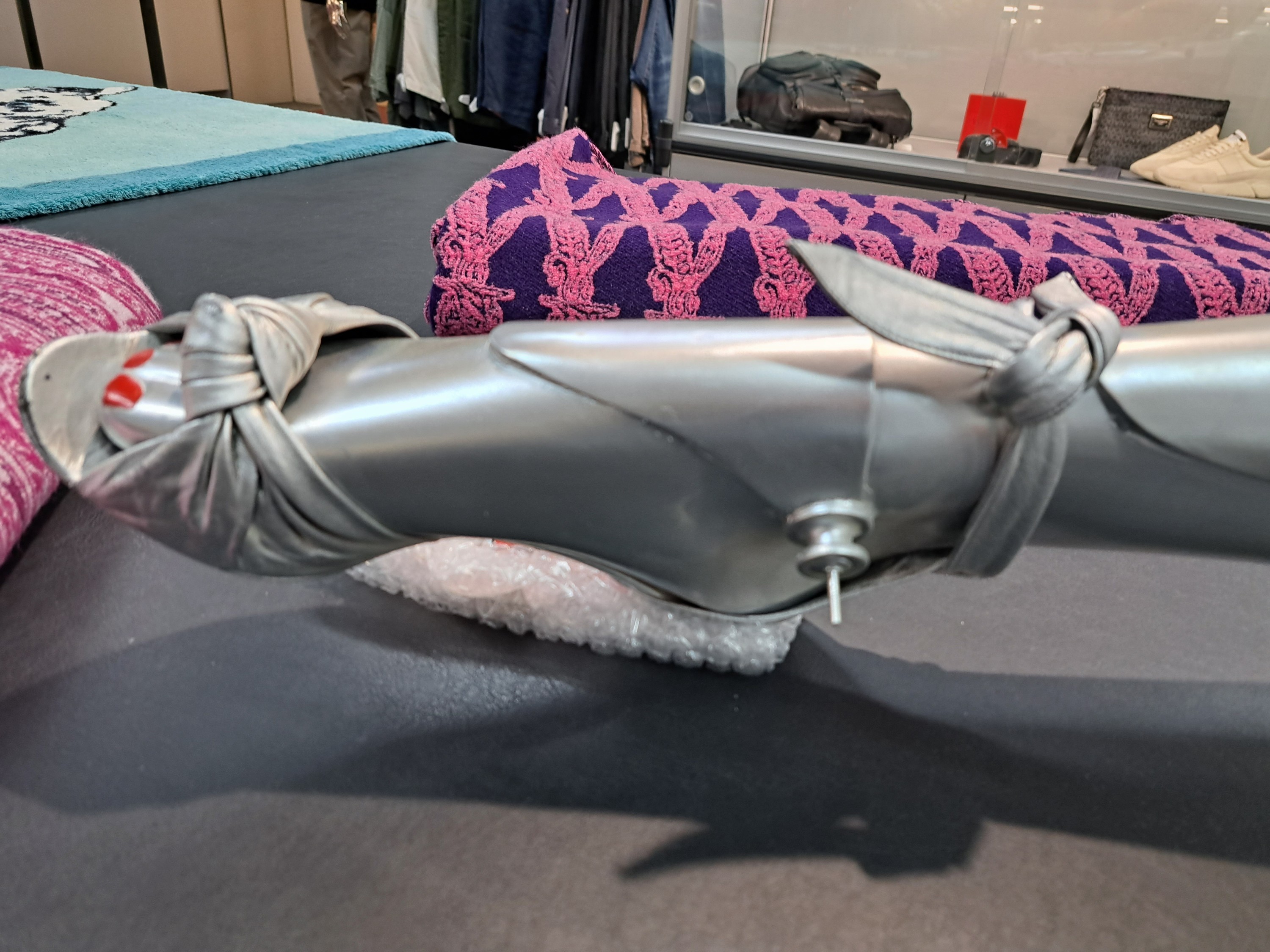 Detail c: Werbefigur wohl Entwurf für Audi, nach dem Vorbild von Sorayama Hajime, bez. CD-Design, Ideen aus Aluminium Folie, stehender weiblicher Roboter ...