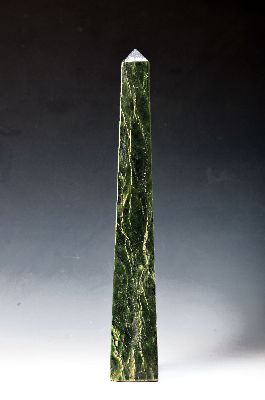 Image 26966395 - Obelisk aus Nephrit, Afghanistan, ca. 4,3 kg , geschliffen und poliert, H. 48 cm
