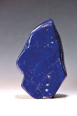 Image 26966396 - Lapislazuli in Freiform, Afghanistan, 3,1 kg , geschliffen und poliert, aufrechte spitz ...