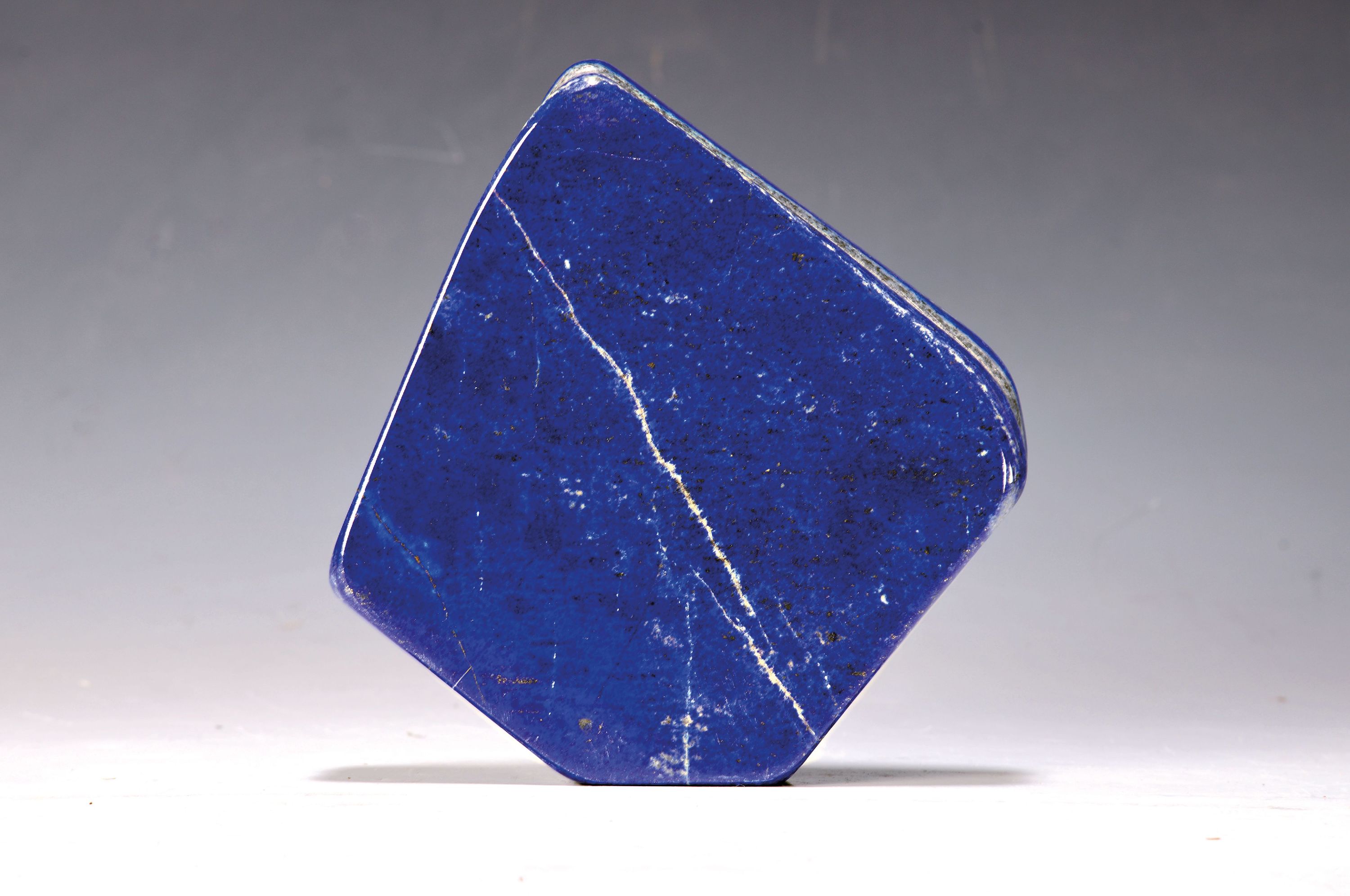 Image 26966403 - Lapislazuli in Form eines aufrechten Rhombus, Afghanistan, ca. 1,8 kg, rhomboide Form ...
