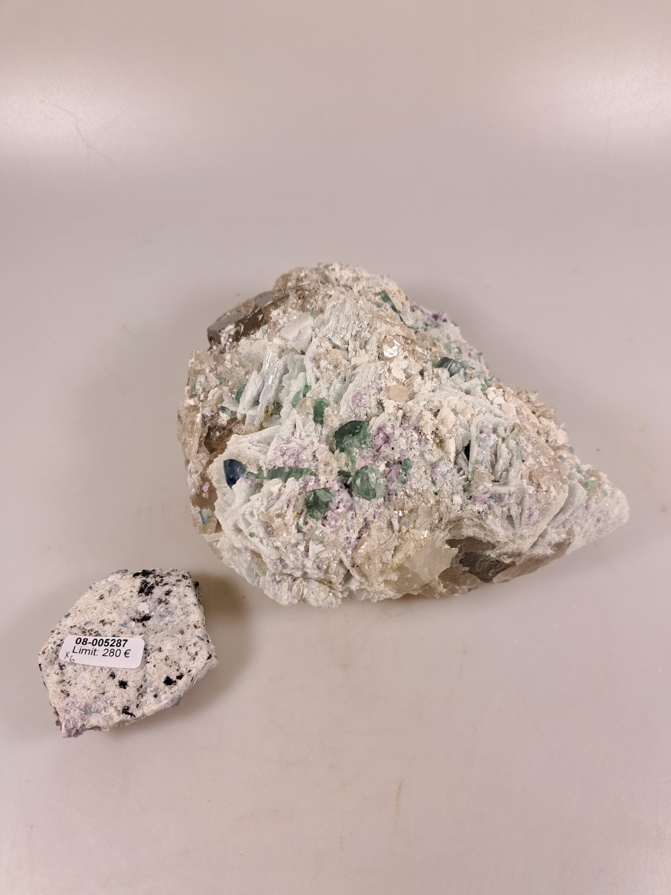 Detail b: Konvolut aus 6 Turmalinen in Quarz, Afghanistan, blaue, türkisfarbene und schwarze Turmaline in Quarz-Strukturen, größtes Exemplar 8x20x15 cm