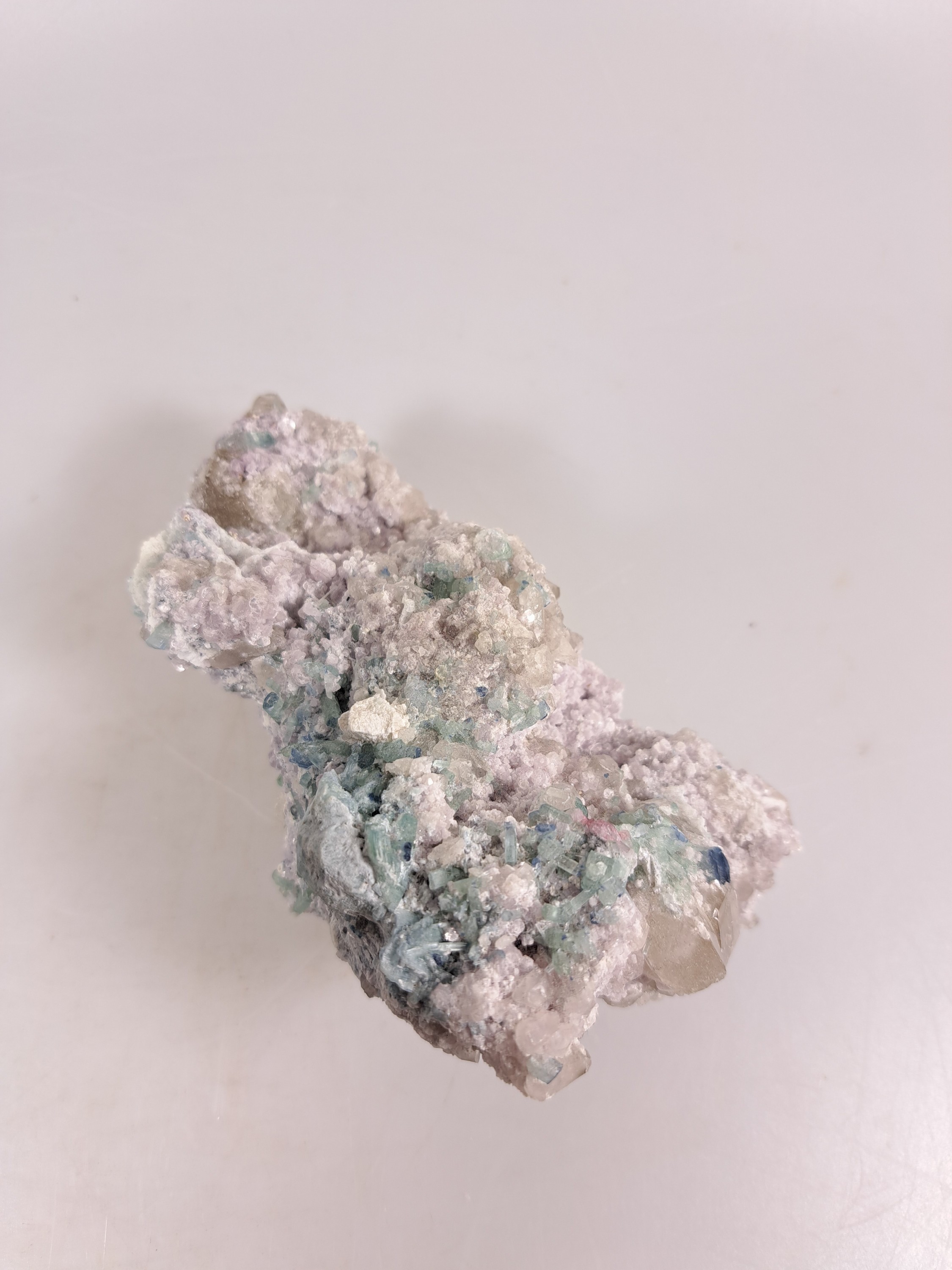 Detail e: Konvolut aus 6 Turmalinen in Quarz, Afghanistan, blaue, türkisfarbene und schwarze Turmaline in Quarz-Strukturen, größtes Exemplar 8x20x15 cm