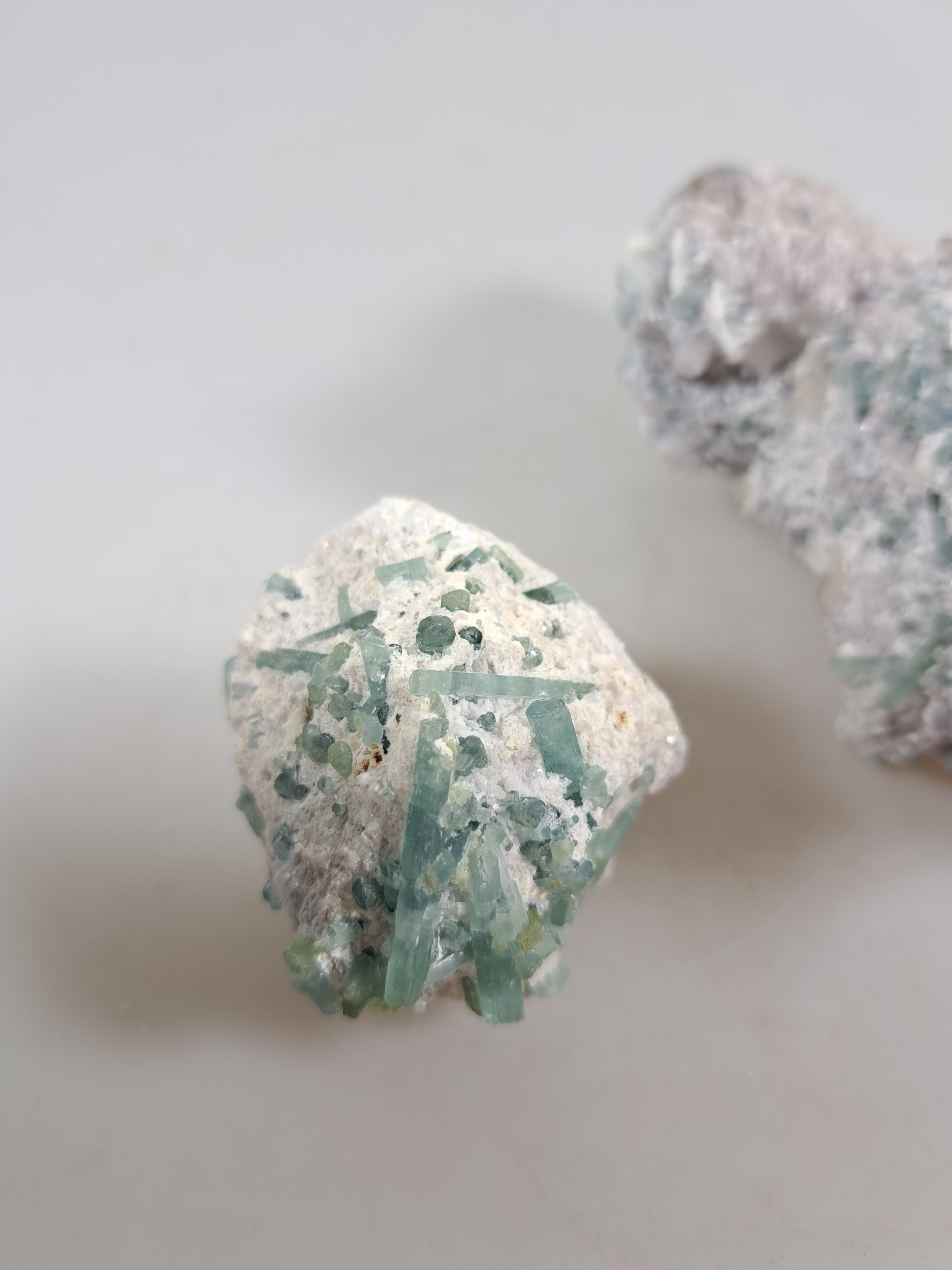 Detail f: Konvolut aus 6 Turmalinen in Quarz, Afghanistan, blaue, türkisfarbene und schwarze Turmaline in Quarz-Strukturen, größtes Exemplar 8x20x15 cm