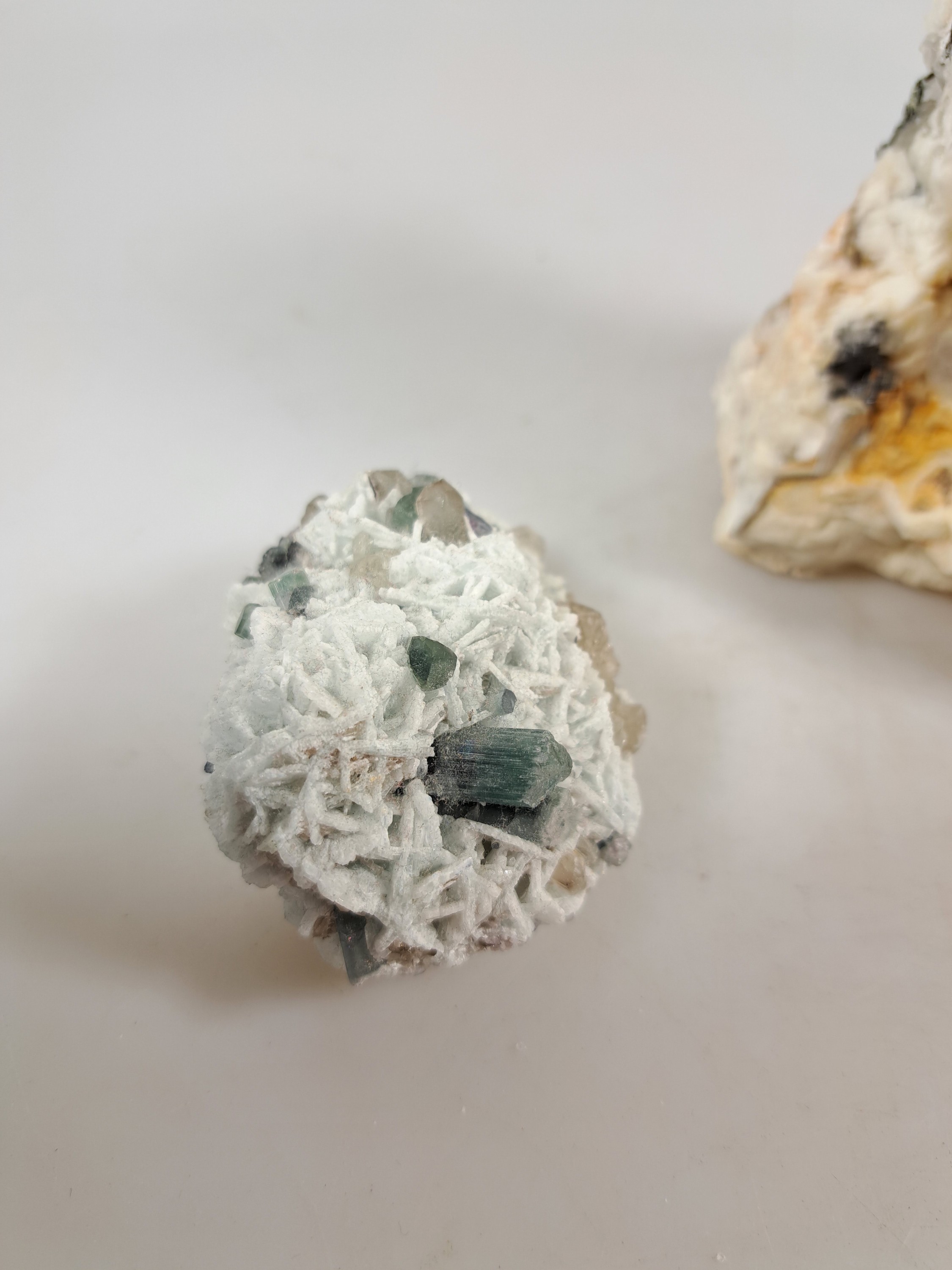 Detail i: Konvolut aus 6 Turmalinen in Quarz, Afghanistan, blaue, türkisfarbene und schwarze Turmaline in Quarz-Strukturen, größtes Exemplar 8x20x15 cm