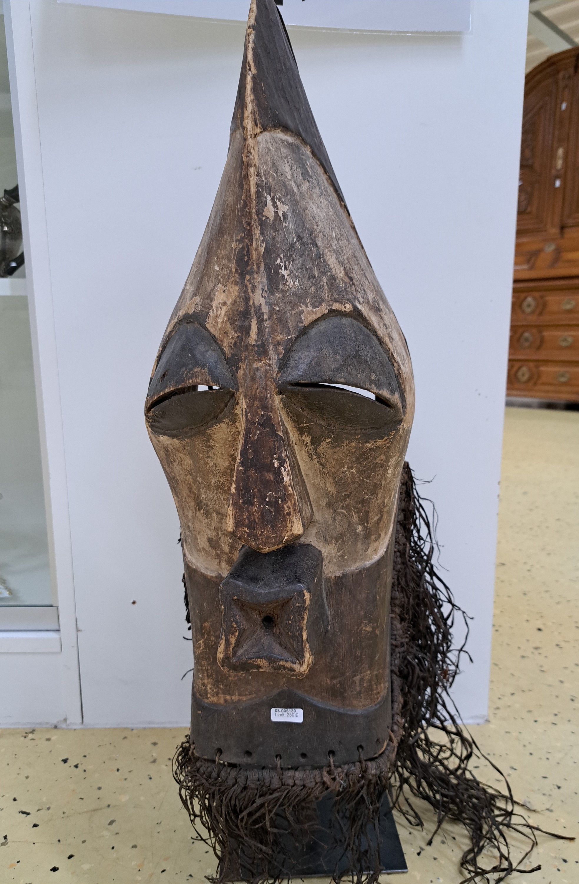 Detail a: Gesichtsmaske, Songye, DR Kongo, Mitte 20.Jh. , Holz geschnitzt, partielle Kaolinfassung, Raffiagewebe, H. 58 cm, auf Metallständer