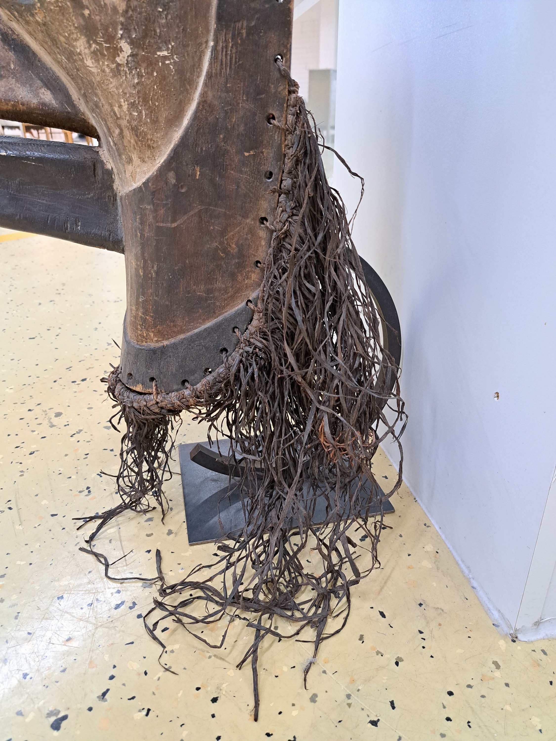 Detail d: Gesichtsmaske, Songye, DR Kongo, Mitte 20.Jh. , Holz geschnitzt, partielle Kaolinfassung, Raffiagewebe, H. 58 cm, auf Metallständer