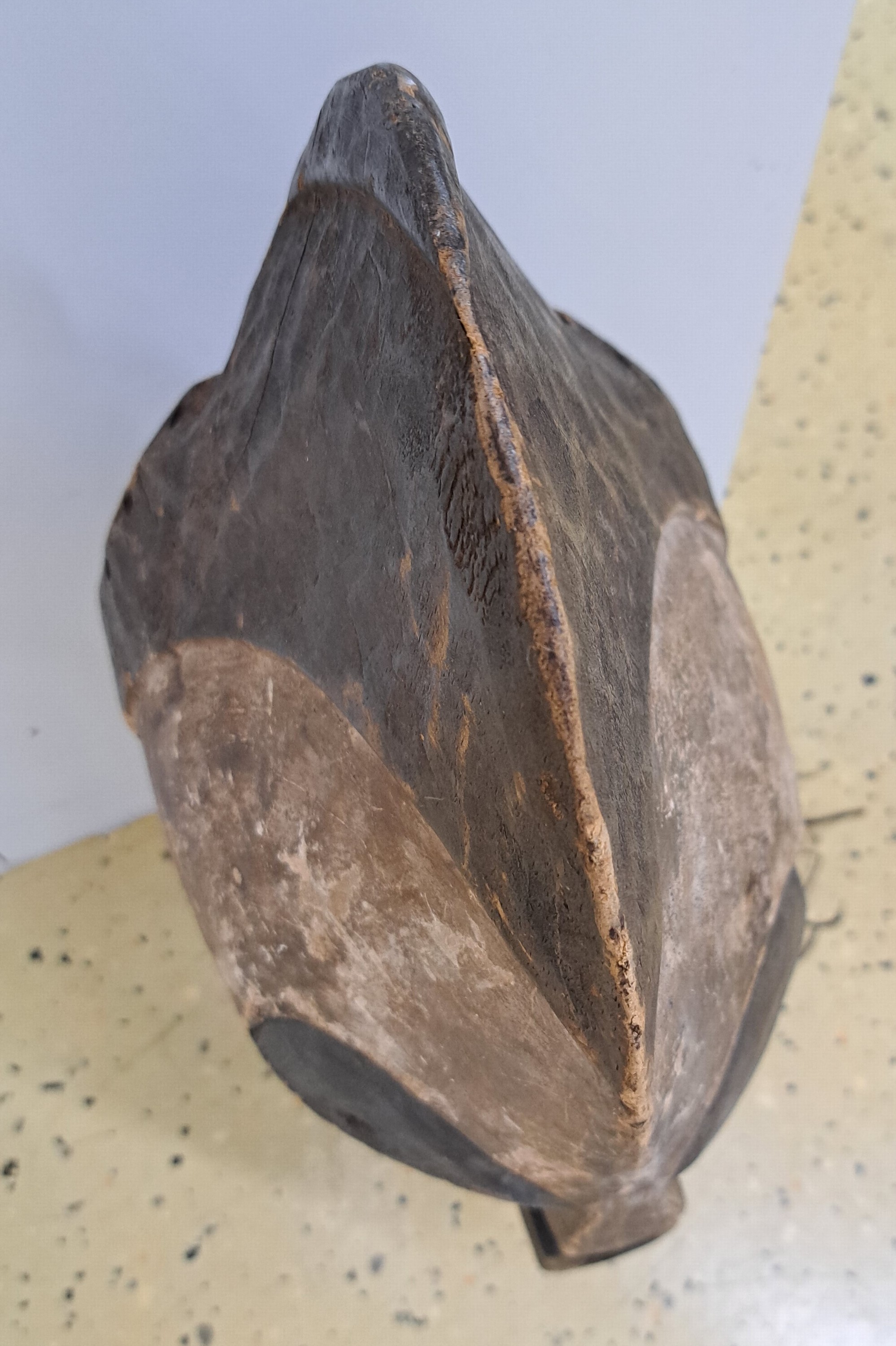 Detail e: Gesichtsmaske, Songye, DR Kongo, Mitte 20.Jh. , Holz geschnitzt, partielle Kaolinfassung, Raffiagewebe, H. 58 cm, auf Metallständer