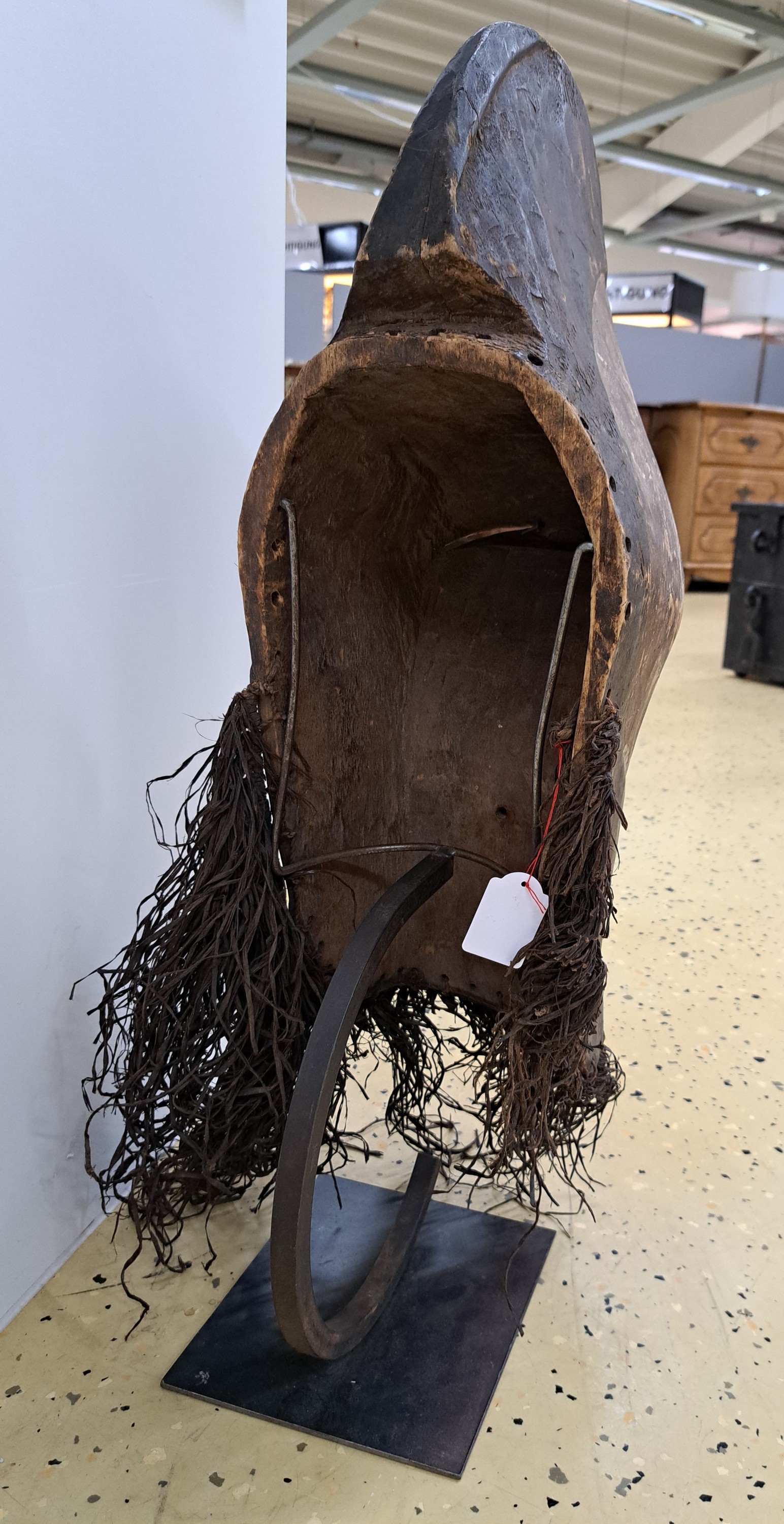 Detail f: Gesichtsmaske, Songye, DR Kongo, Mitte 20.Jh. , Holz geschnitzt, partielle Kaolinfassung, Raffiagewebe, H. 58 cm, auf Metallständer
