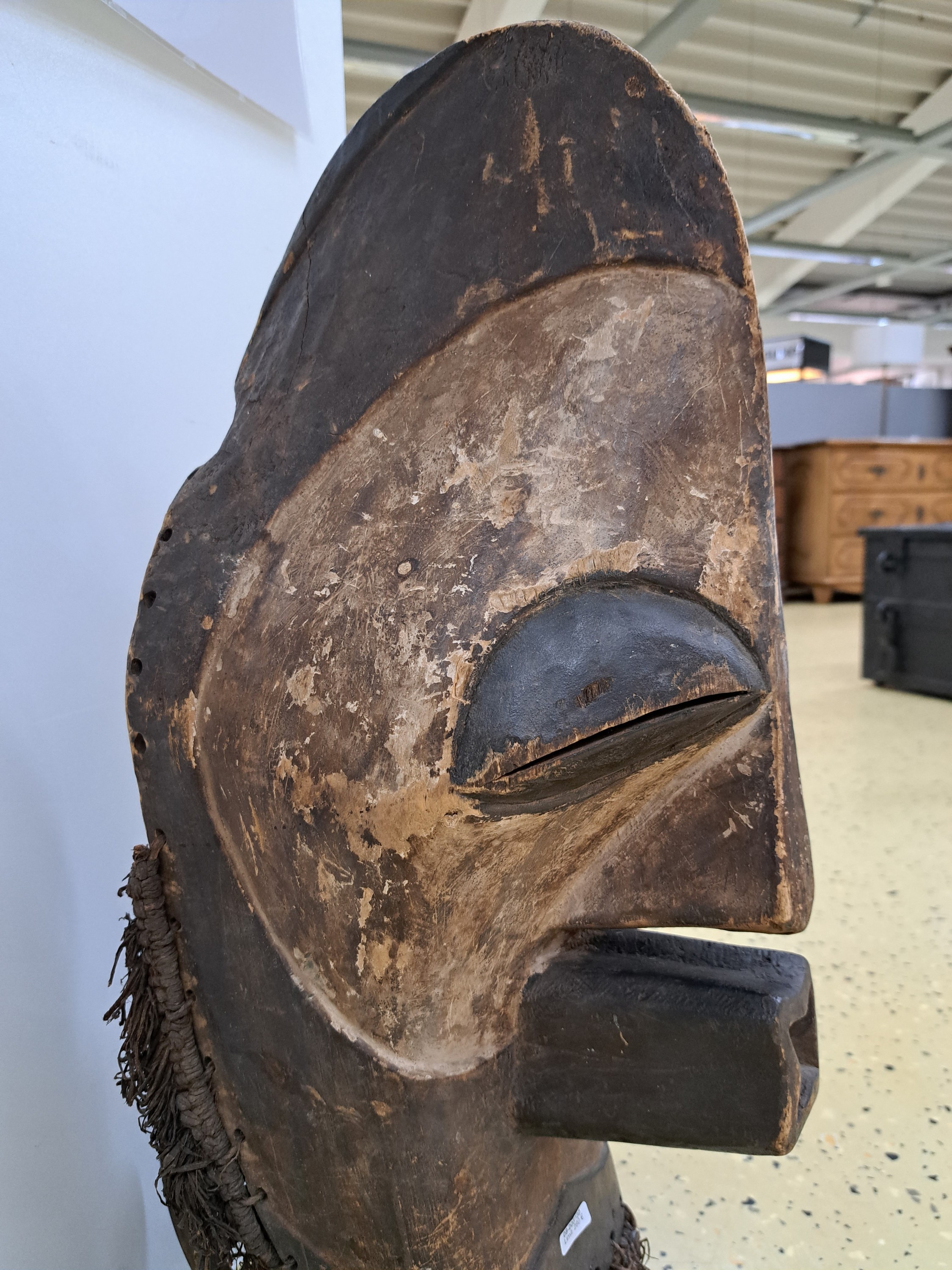 Detail g: Gesichtsmaske, Songye, DR Kongo, Mitte 20.Jh. , Holz geschnitzt, partielle Kaolinfassung, Raffiagewebe, H. 58 cm, auf Metallständer
