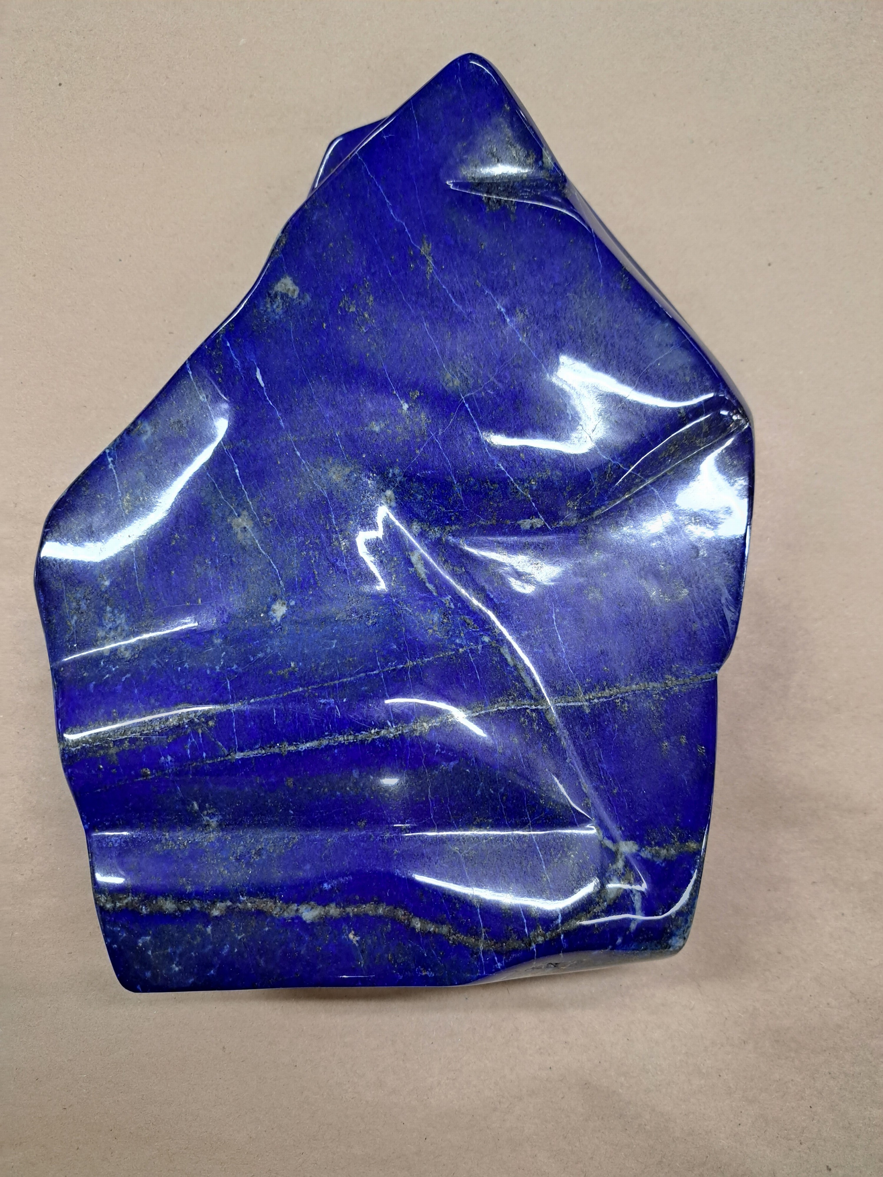 Detail a: Sehr dekorativer Lapislazuli in Freiform, Afghanistan, ca. 8,1 kg, abstrakt rhomboide Form, feine goldfarbene Pyrit- und weiße Calcit-Adern, H. 30 cm