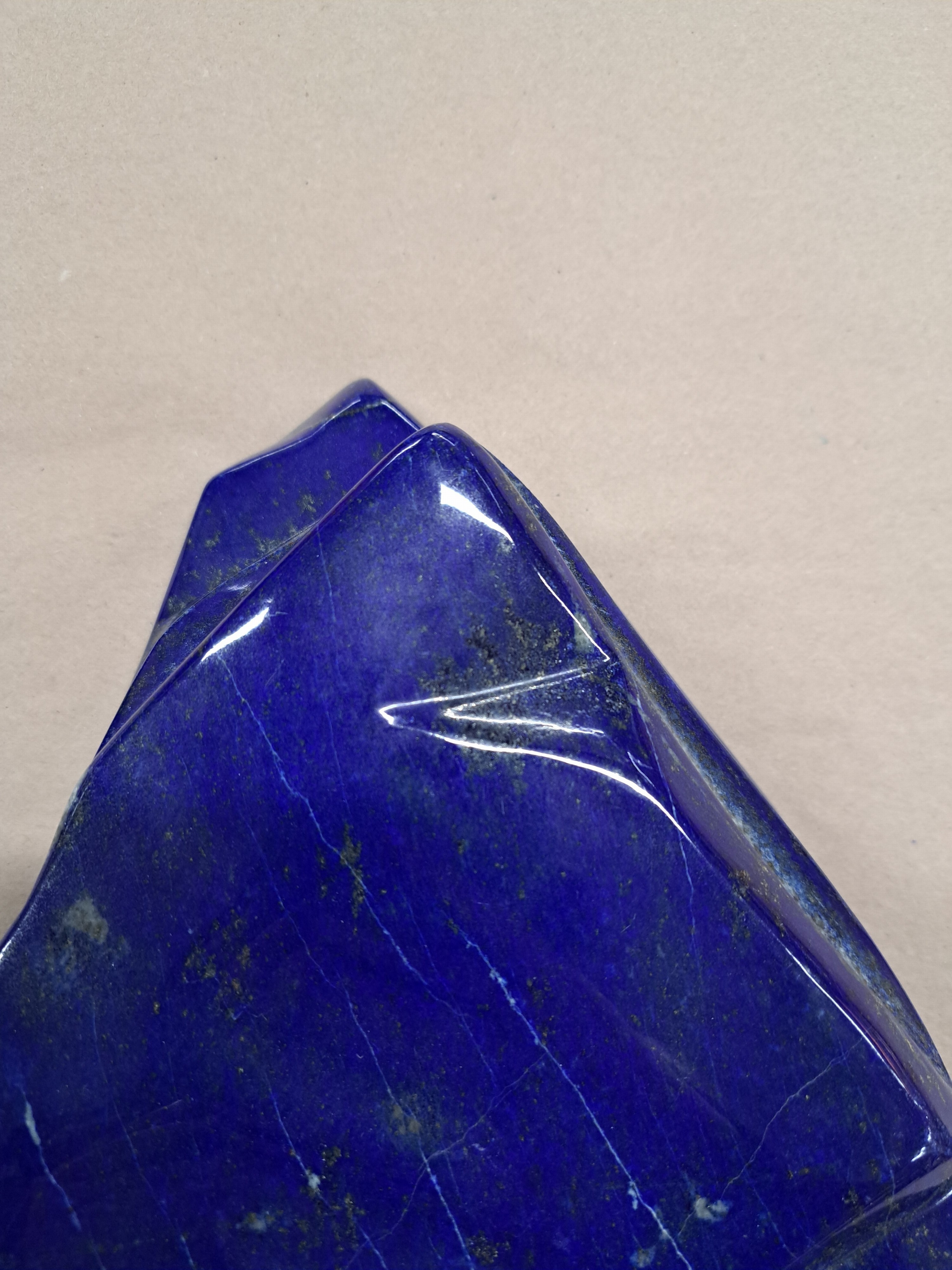 Detail b: Sehr dekorativer Lapislazuli in Freiform, Afghanistan, ca. 8,1 kg, abstrakt rhomboide Form, feine goldfarbene Pyrit- und weiße Calcit-Adern, H. 30 cm
