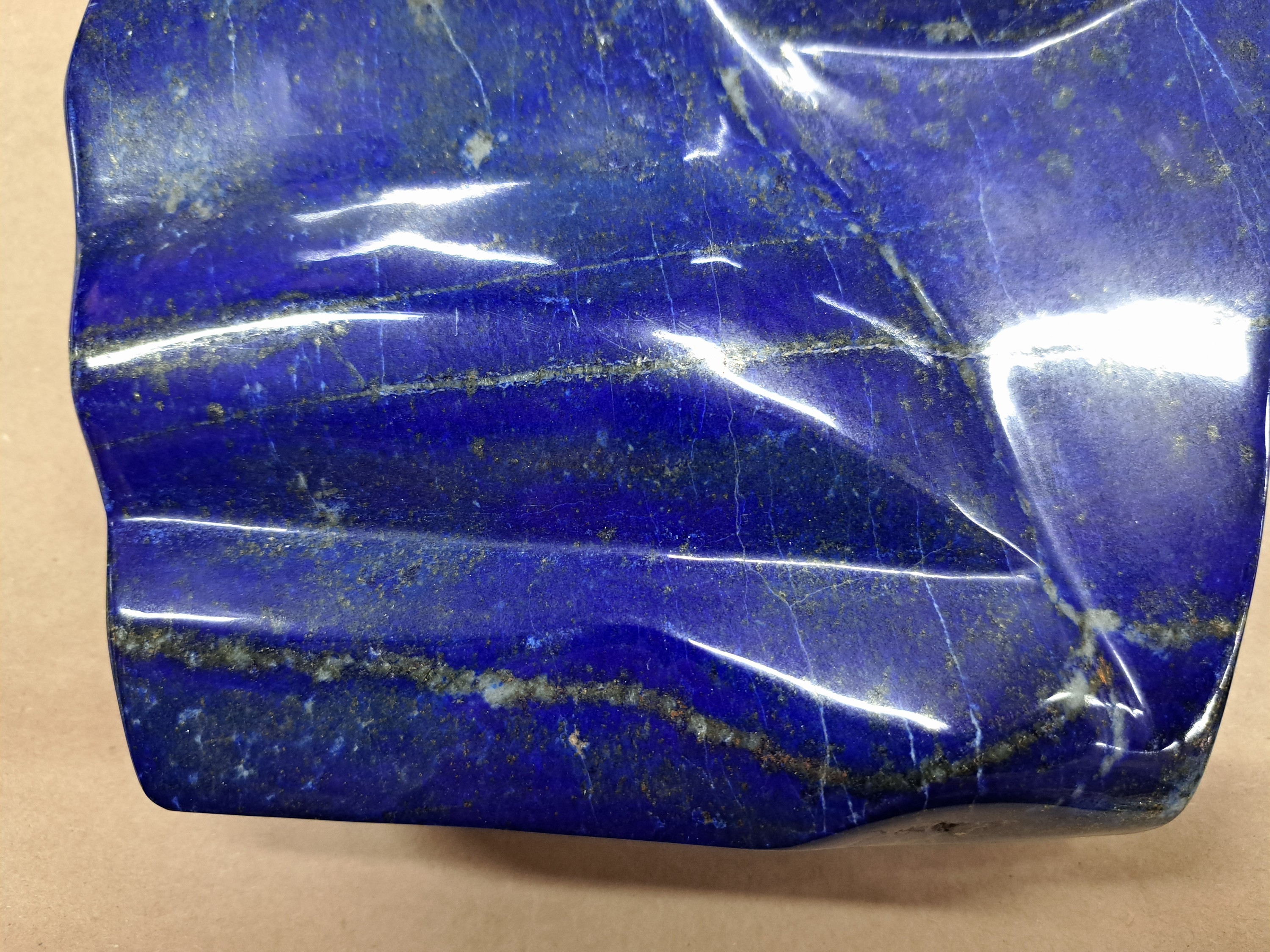 Detail c: Sehr dekorativer Lapislazuli in Freiform, Afghanistan, ca. 8,1 kg, abstrakt rhomboide Form, feine goldfarbene Pyrit- und weiße Calcit-Adern, H. 30 cm