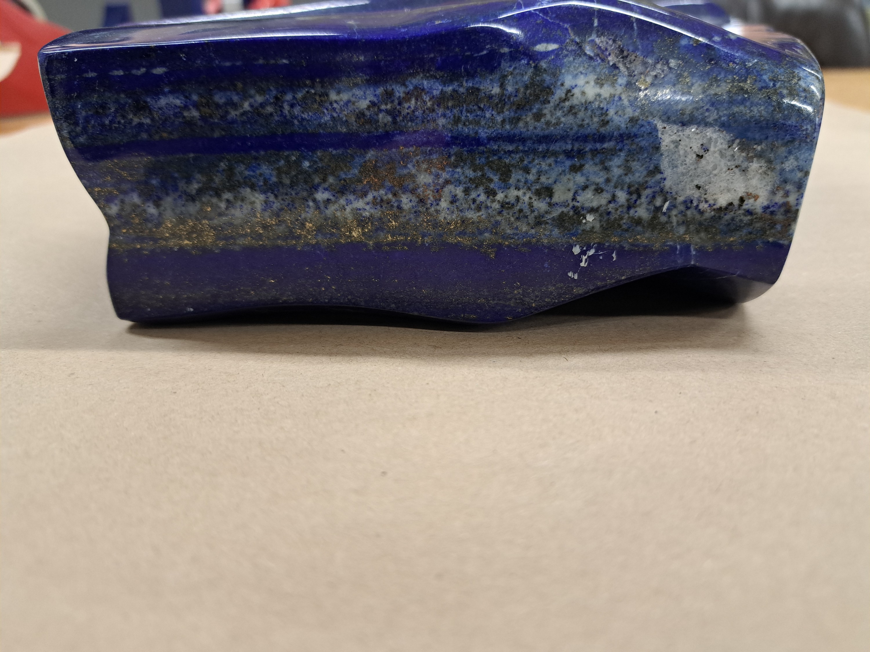 Detail d: Sehr dekorativer Lapislazuli in Freiform, Afghanistan, ca. 8,1 kg, abstrakt rhomboide Form, feine goldfarbene Pyrit- und weiße Calcit-Adern, H. 30 cm