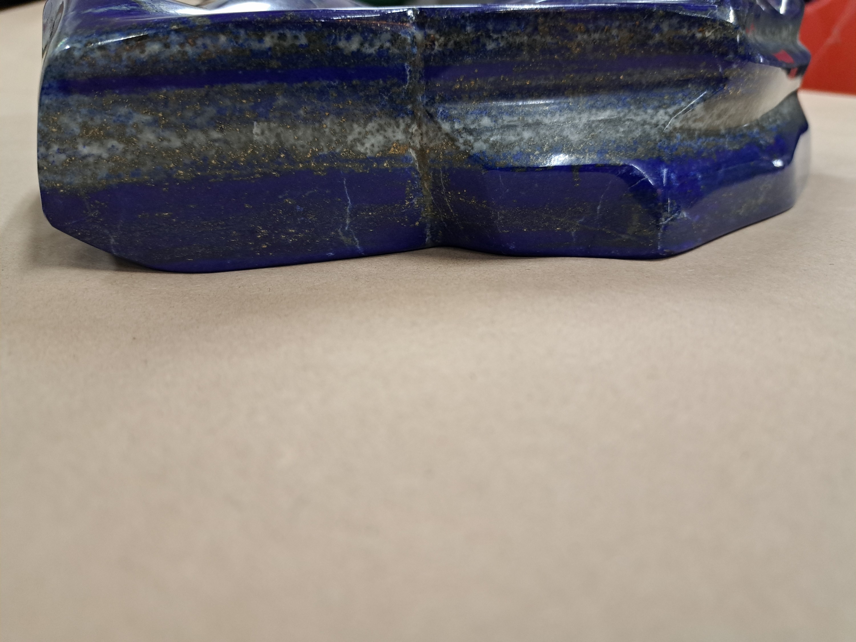 Detail e: Sehr dekorativer Lapislazuli in Freiform, Afghanistan, ca. 8,1 kg, abstrakt rhomboide Form, feine goldfarbene Pyrit- und weiße Calcit-Adern, H. 30 cm