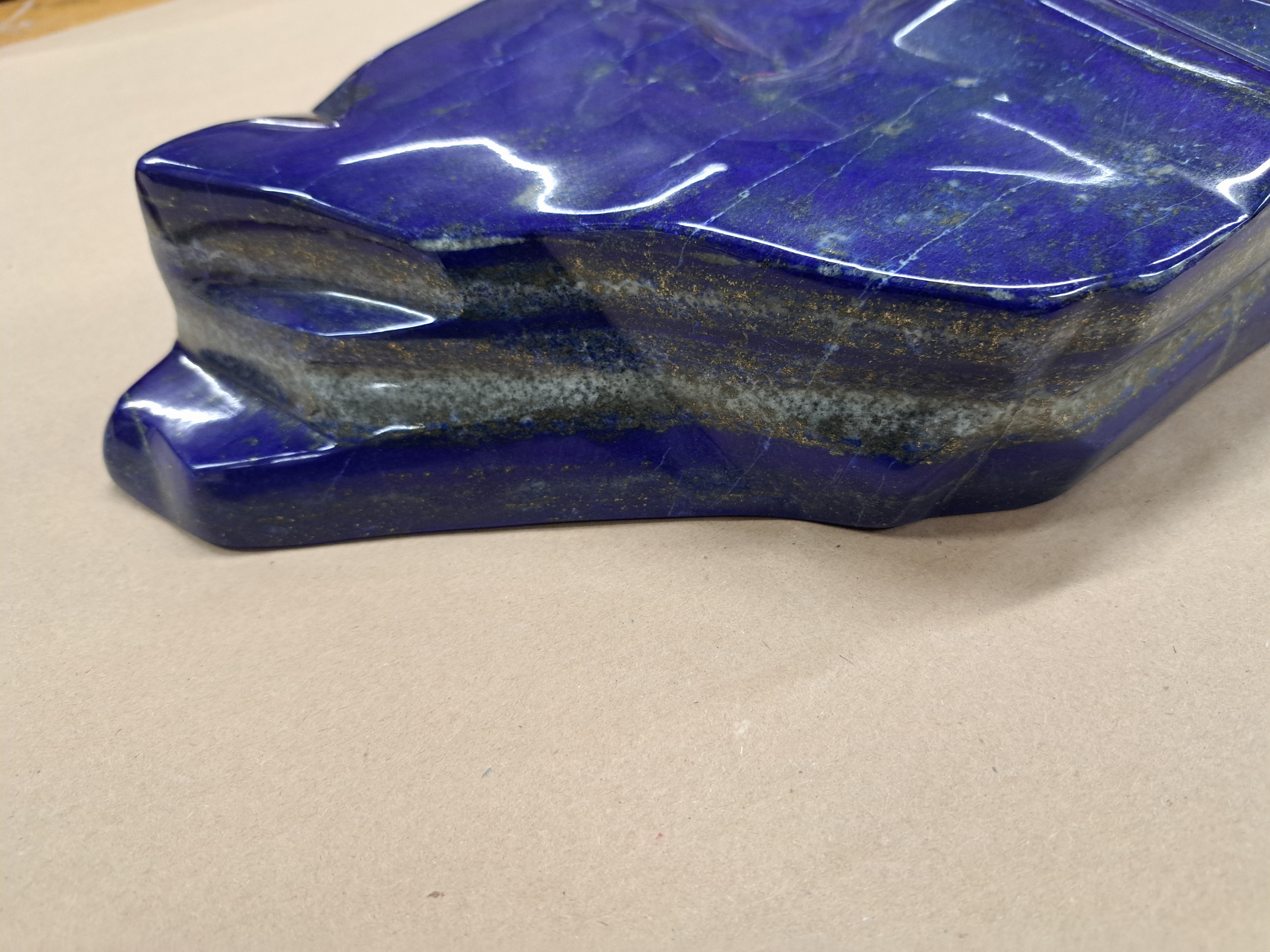 Detail f: Sehr dekorativer Lapislazuli in Freiform, Afghanistan, ca. 8,1 kg, abstrakt rhomboide Form, feine goldfarbene Pyrit- und weiße Calcit-Adern, H. 30 cm