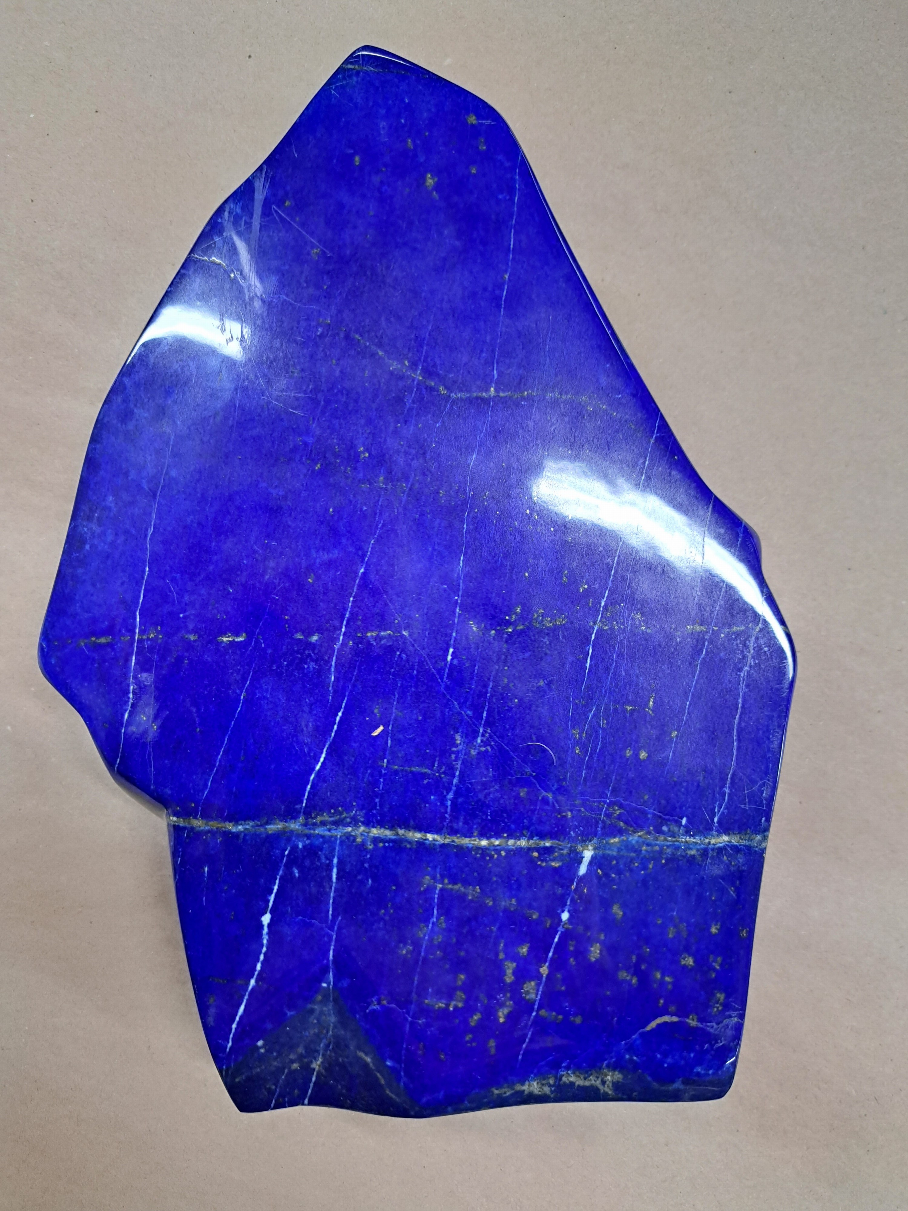 Detail g: Sehr dekorativer Lapislazuli in Freiform, Afghanistan, ca. 8,1 kg, abstrakt rhomboide Form, feine goldfarbene Pyrit- und weiße Calcit-Adern, H. 30 cm