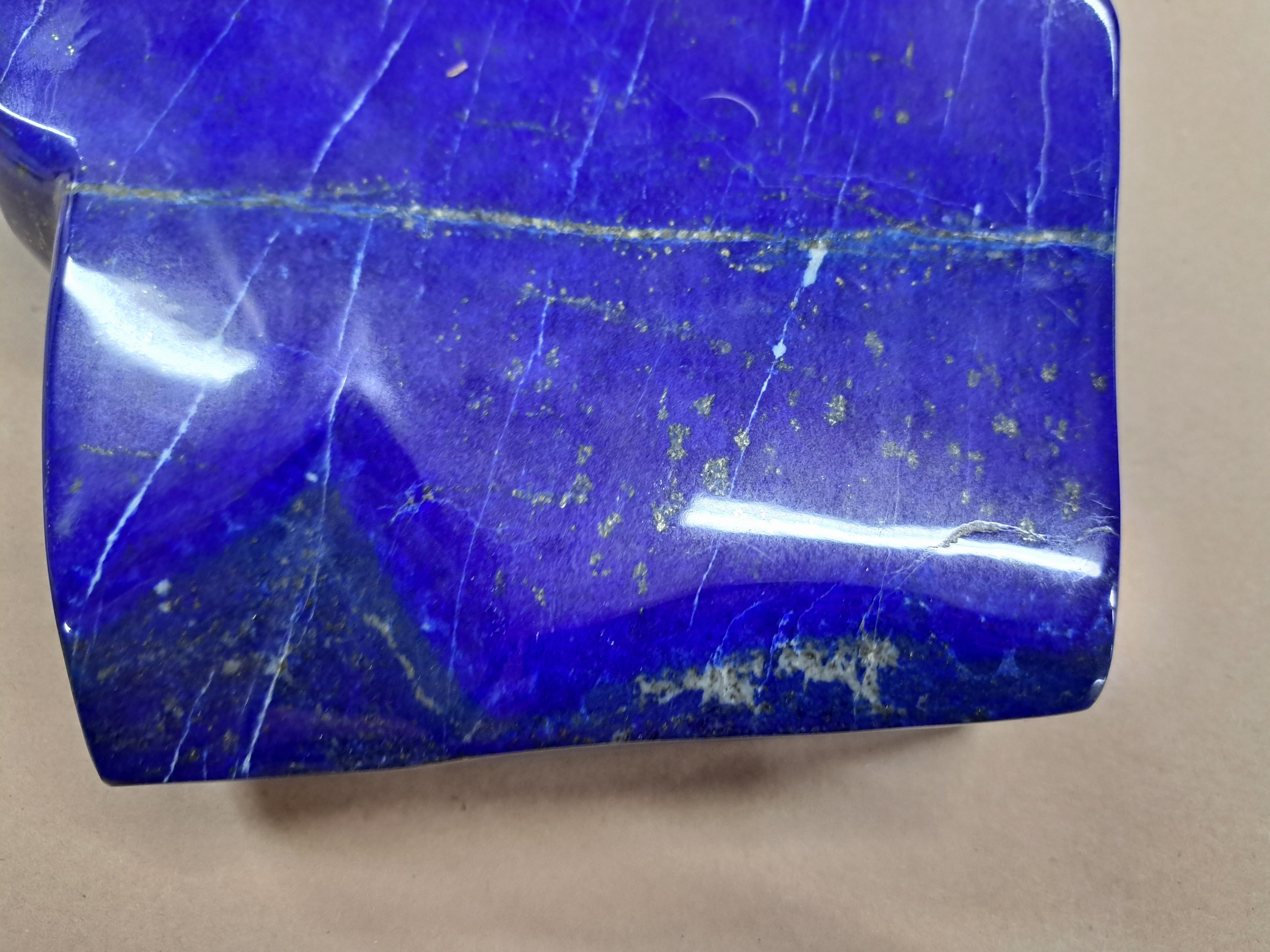 Detail h: Sehr dekorativer Lapislazuli in Freiform, Afghanistan, ca. 8,1 kg, abstrakt rhomboide Form, feine goldfarbene Pyrit- und weiße Calcit-Adern, H. 30 cm