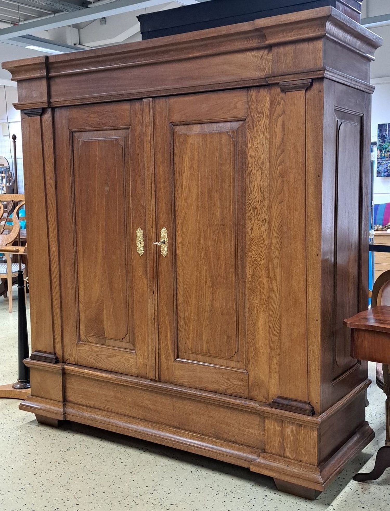 Detail a: Barockschrank, Hessen, um 1800, Eiche massiv, zweitürig auf Rahmen gearbeitet, Paar Halbsäulen, kassettiert, Innenleben mit 3 Einlegeböden, 1 ...