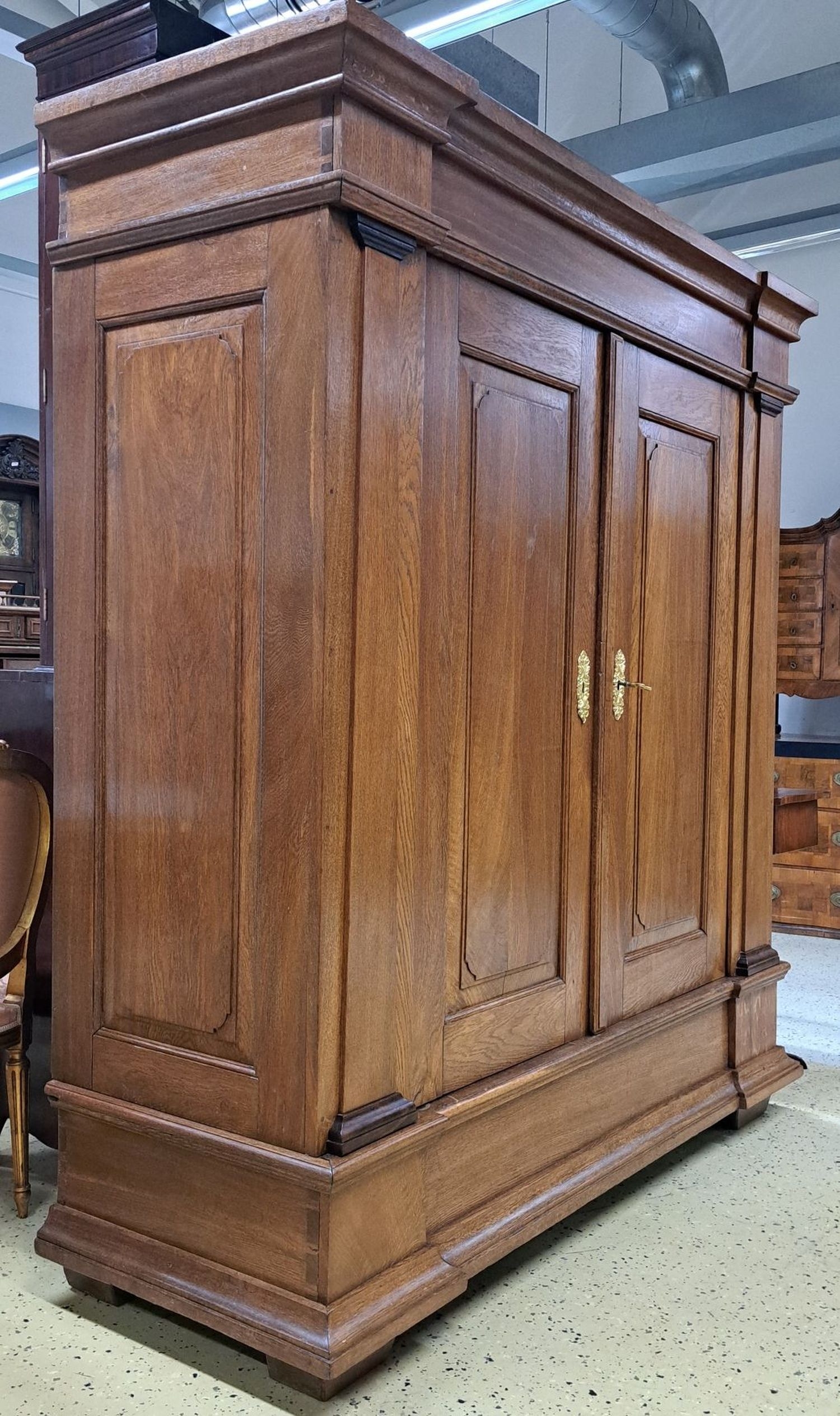 Detail b: Barockschrank, Hessen, um 1800, Eiche massiv, zweitürig auf Rahmen gearbeitet, Paar Halbsäulen, kassettiert, Innenleben mit 3 Einlegeböden, 1 ...