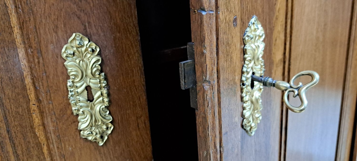 Detail d: Barockschrank, Hessen, um 1800, Eiche massiv, zweitürig auf Rahmen gearbeitet, Paar Halbsäulen, kassettiert, Innenleben mit 3 Einlegeböden, 1 ...