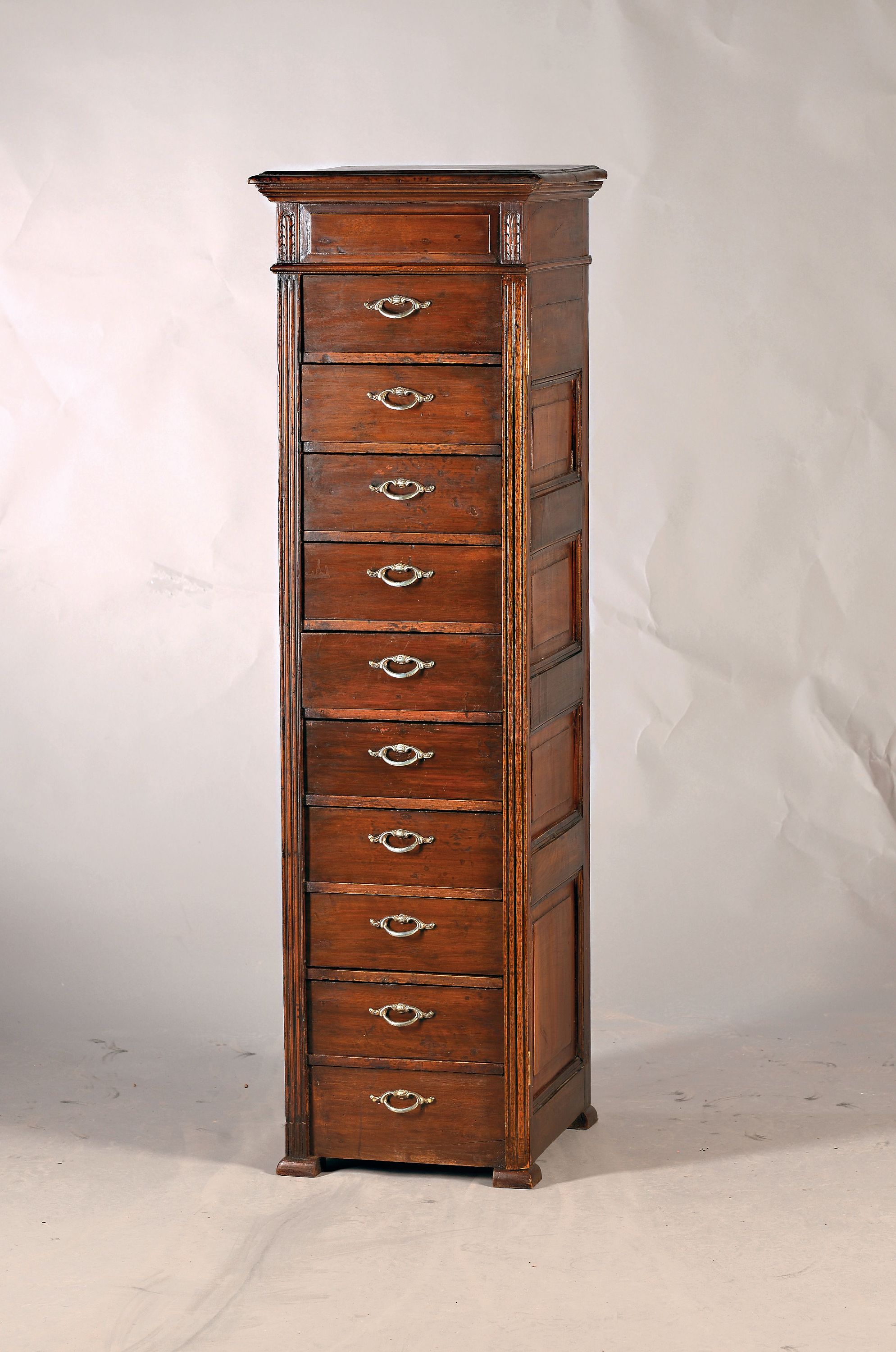 Pfeilerkommode, 19.Jh., Hartholz massiv, 10 Schubladen, seitlich kassettiert, versilberte Beschläge, ca. 151 x 45 x 48 cm, EZ 2