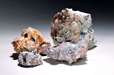 Image Konvolut aus 6 Turmalinen in Quarz, Afghanistan, blaue, türkisfarbene und schwarze ...