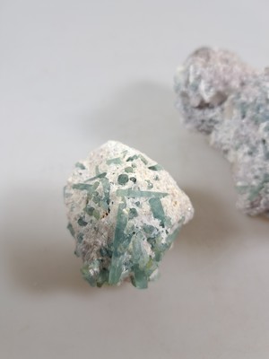 26966407f - Konvolut aus 6 Turmalinen in Quarz, Afghanistan, blaue, türkisfarbene und schwarze ...
