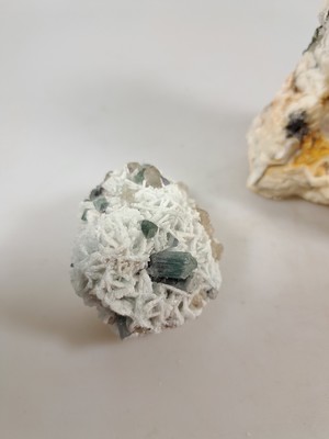 26966407i - Konvolut aus 6 Turmalinen in Quarz, Afghanistan, blaue, türkisfarbene und schwarze ...
