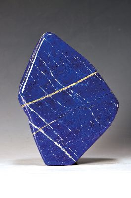 Image 26966415 - Lapislazuli in Freiform, Afghanistan, ca. 2,3 kg, aufrecht rhomboide Form, kräftige ...