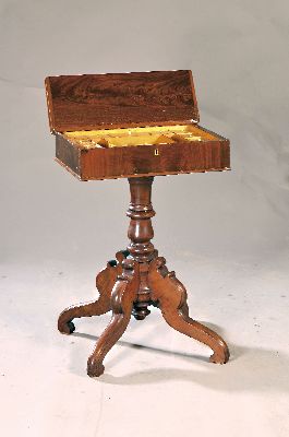 Image 26966417 - Biedermeier Nähtischchen, um 1830, Mahagonifurnier, Deckplatte aufklappbar, mit ...
