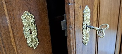 26966439d - Barockschrank, Hessen, um 1800, Eiche massiv, zweitürig auf Rahmen gearbeitet, Paar ...