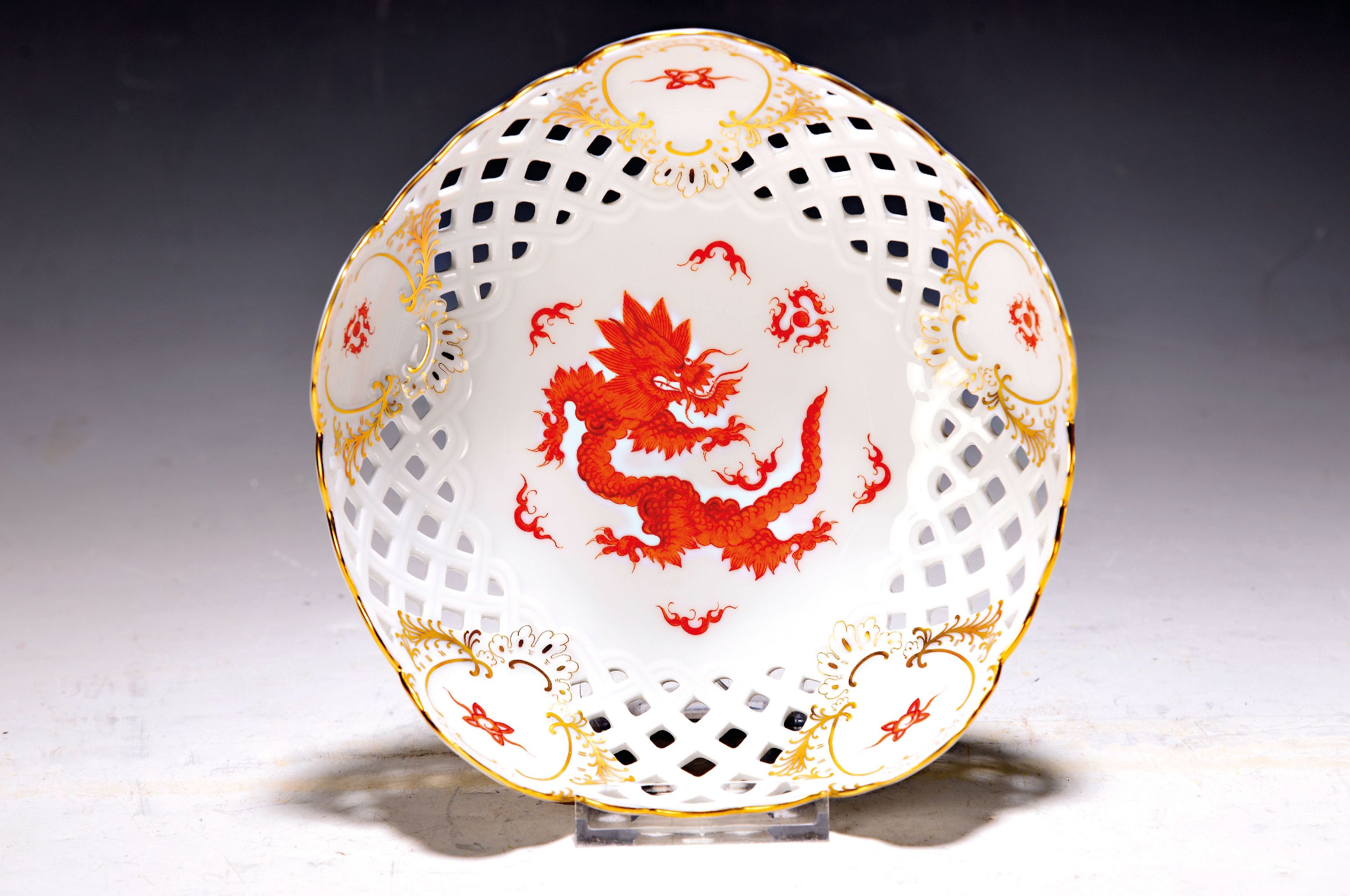 Schale/Dessertschale, Meissen, 20. Jh., Porzellan, Ming-Drache, Wandung mit Durchbrucharbeit, Goldstaffage, D. 18 cm