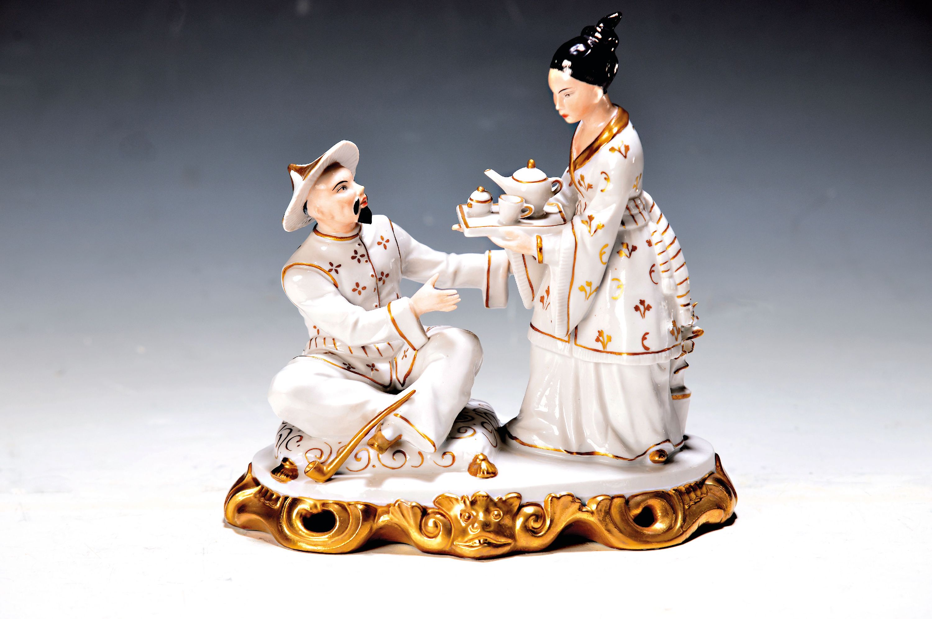 Figurengruppe, Sitzendorf, 20. Jh.,, Teezeremonie, Chinoiserie, Goldstaffage, bemalt, ca. 8.5 x 17x19.5 cm, min. an den Blättchen best., kaum ...