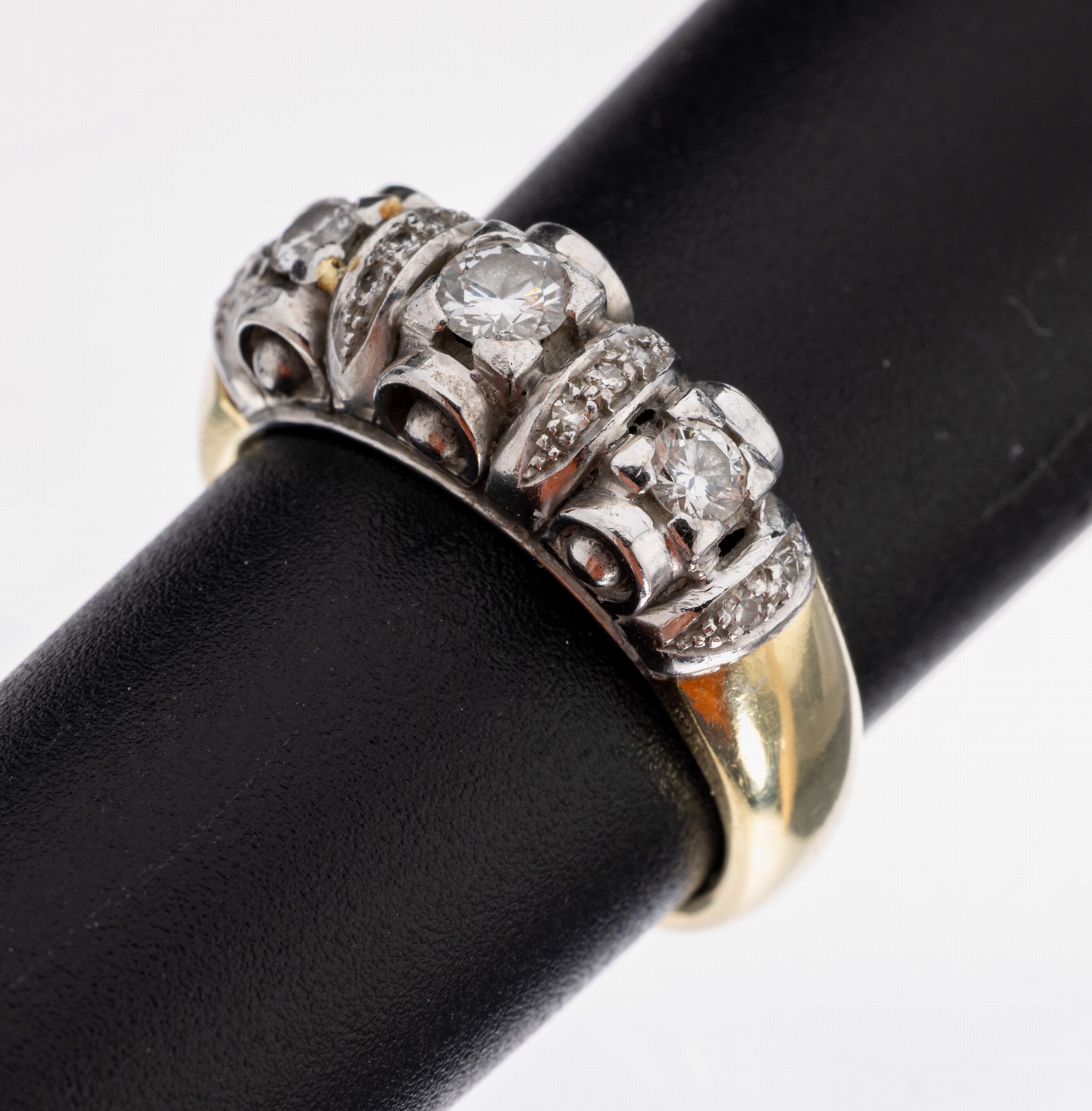14 kt Gold Diamant-Ring, GG/WG 585/000, 3 Diamanten zus. ca. 0.30 ct Weiß/si, weitere 12 Diamanten zus. ca. 0.05 ct Weiß/si -p1, RW 52, ca. 6.3 g