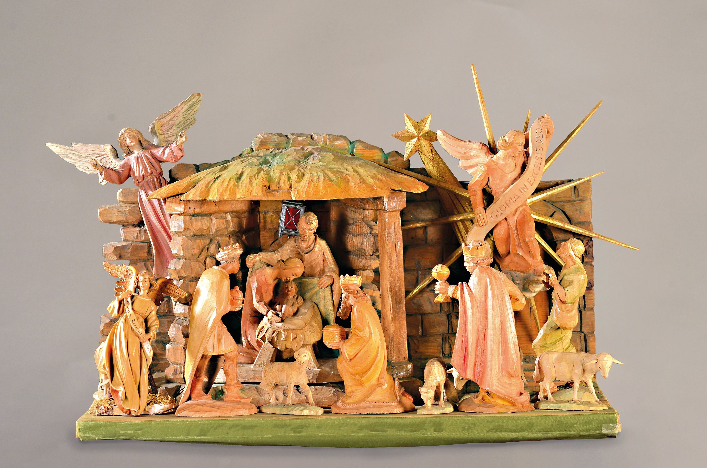 Image 26966536 - Weihnachtskrippe, süddeutsch, Mitte 20. Jh., Stall mit Figuren, Hl. Familie mit ...