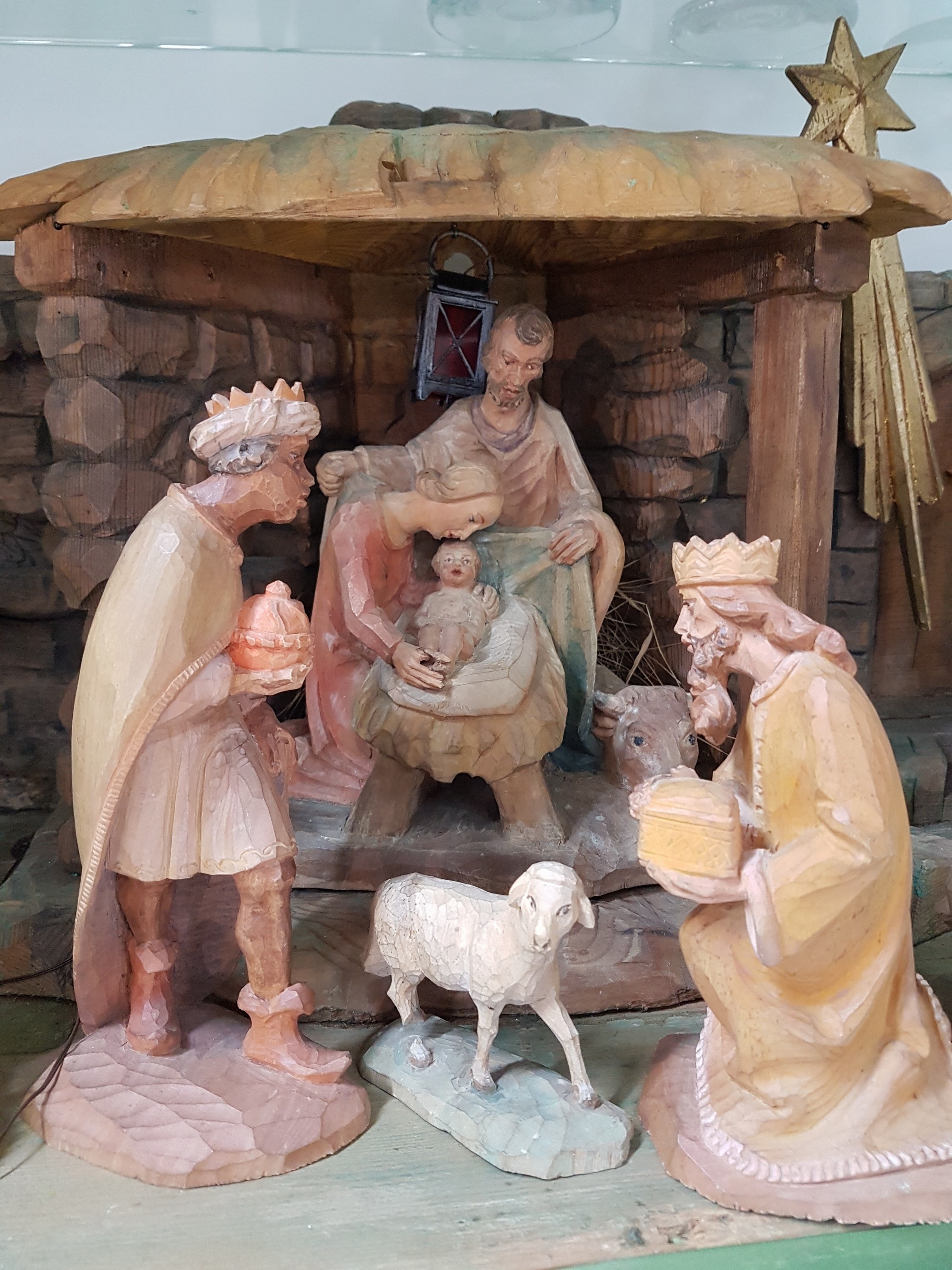 Detail a: Weihnachtskrippe, süddeutsch, Mitte 20. Jh., Stall mit Figuren, Hl. Familie mit Jesuskind, Hl. drei Könige, fünf Schafe, zwei Engel, einmal mit ...