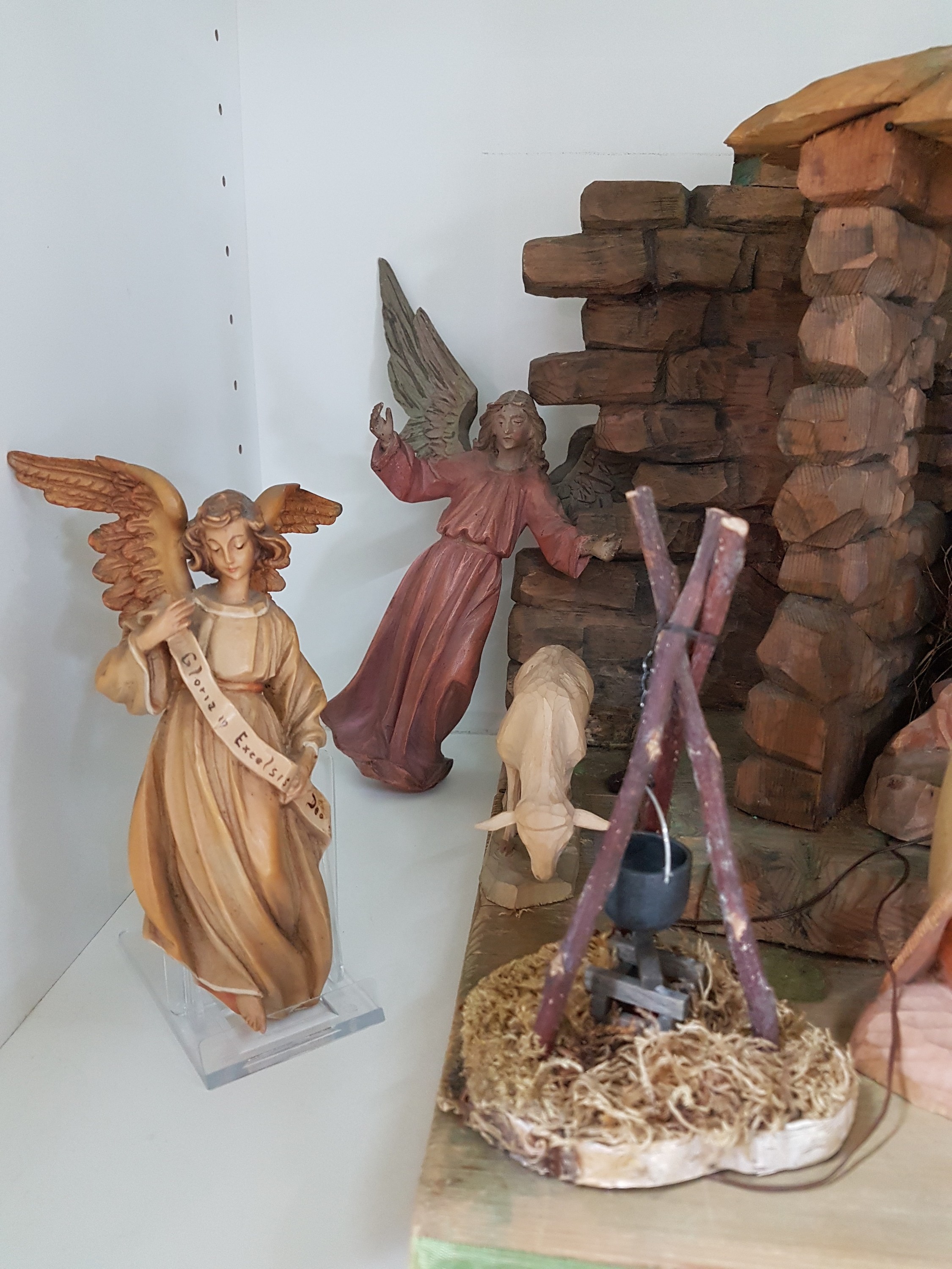 Detail b: Weihnachtskrippe, süddeutsch, Mitte 20. Jh., Stall mit Figuren, Hl. Familie mit Jesuskind, Hl. drei Könige, fünf Schafe, zwei Engel, einmal mit ...