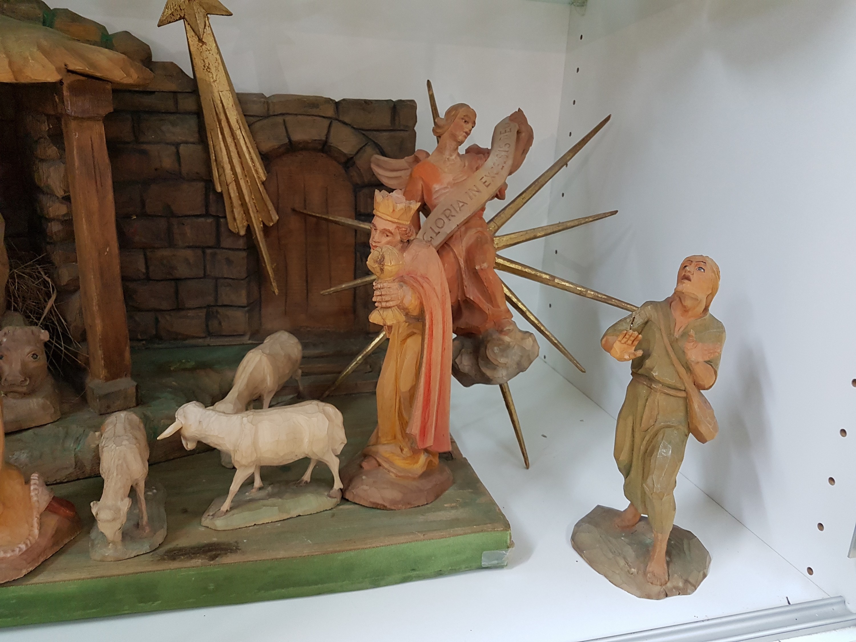 Detail c: Weihnachtskrippe, süddeutsch, Mitte 20. Jh., Stall mit Figuren, Hl. Familie mit Jesuskind, Hl. drei Könige, fünf Schafe, zwei Engel, einmal mit ...