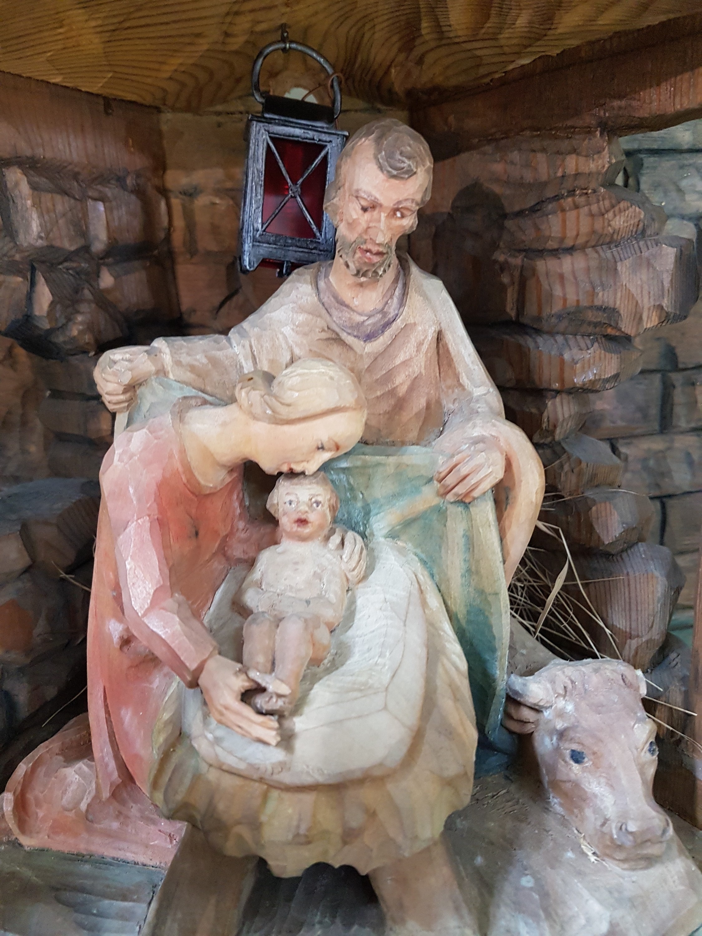Detail d: Weihnachtskrippe, süddeutsch, Mitte 20. Jh., Stall mit Figuren, Hl. Familie mit Jesuskind, Hl. drei Könige, fünf Schafe, zwei Engel, einmal mit ...