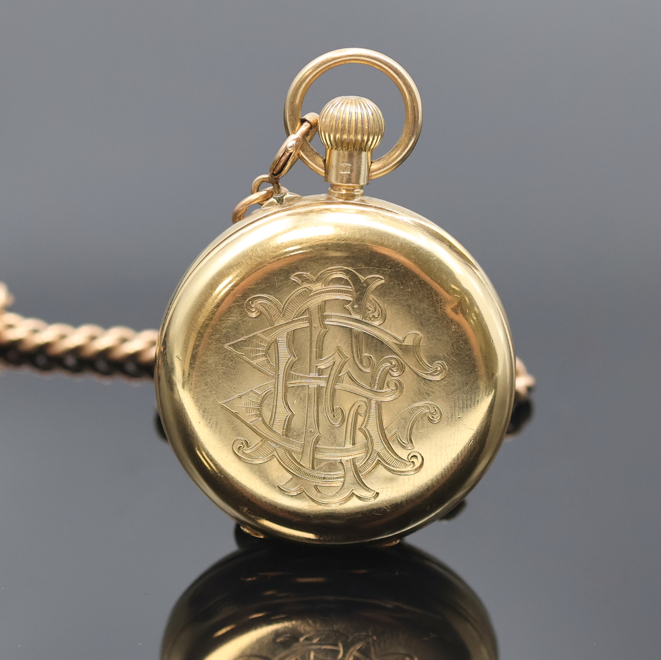 Detail a: J.W.BENSON offene Taschenuhr in GG 375/000 mit Kette in RG 375/000, London um 1932, glattes Geh. dell., Rückdeckel m. Monogramm, Goldcuvette, ...