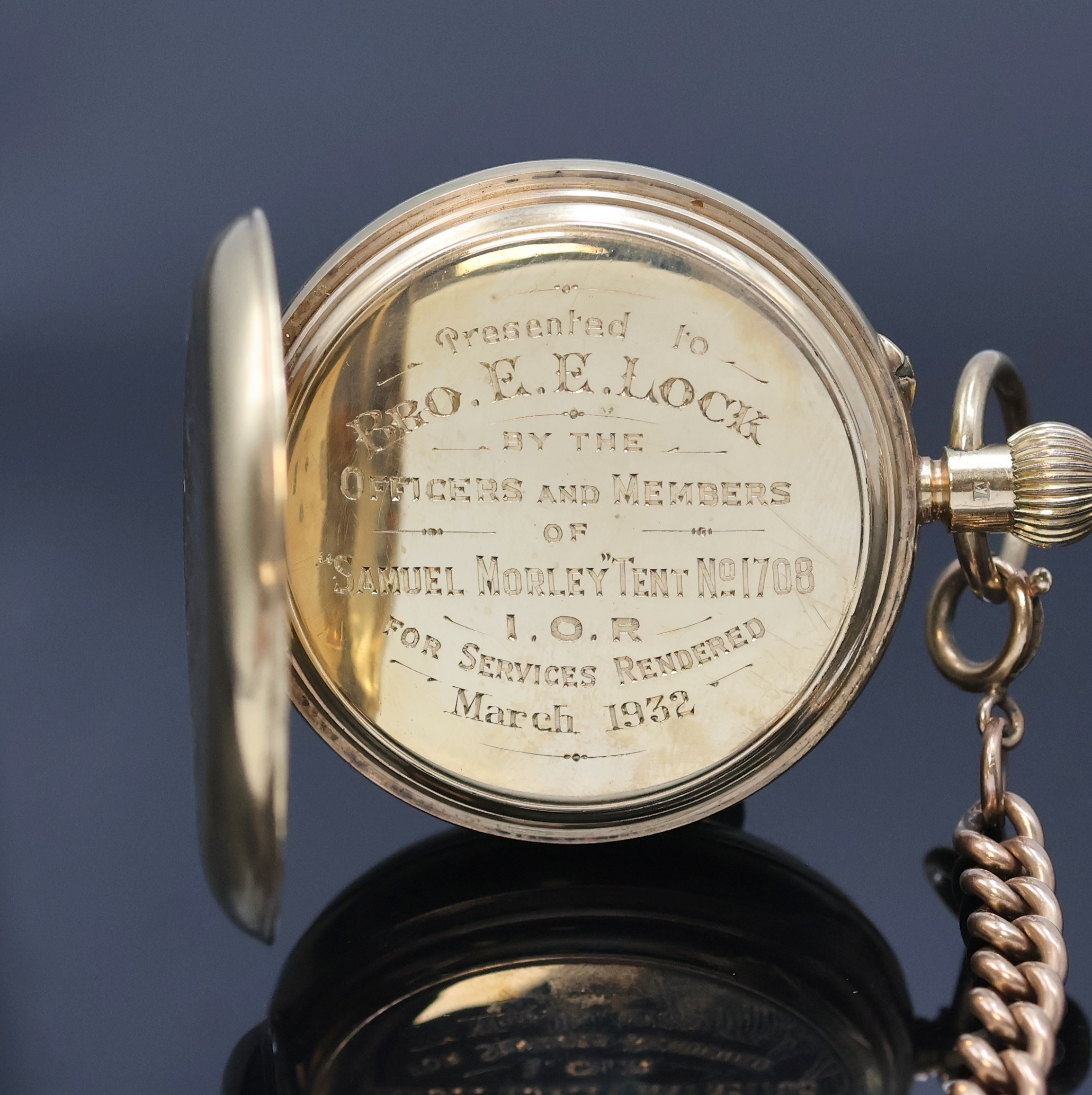 Detail b: J.W.BENSON offene Taschenuhr in GG 375/000 mit Kette in RG 375/000, London um 1932, glattes Geh. dell., Rückdeckel m. Monogramm, Goldcuvette, ...