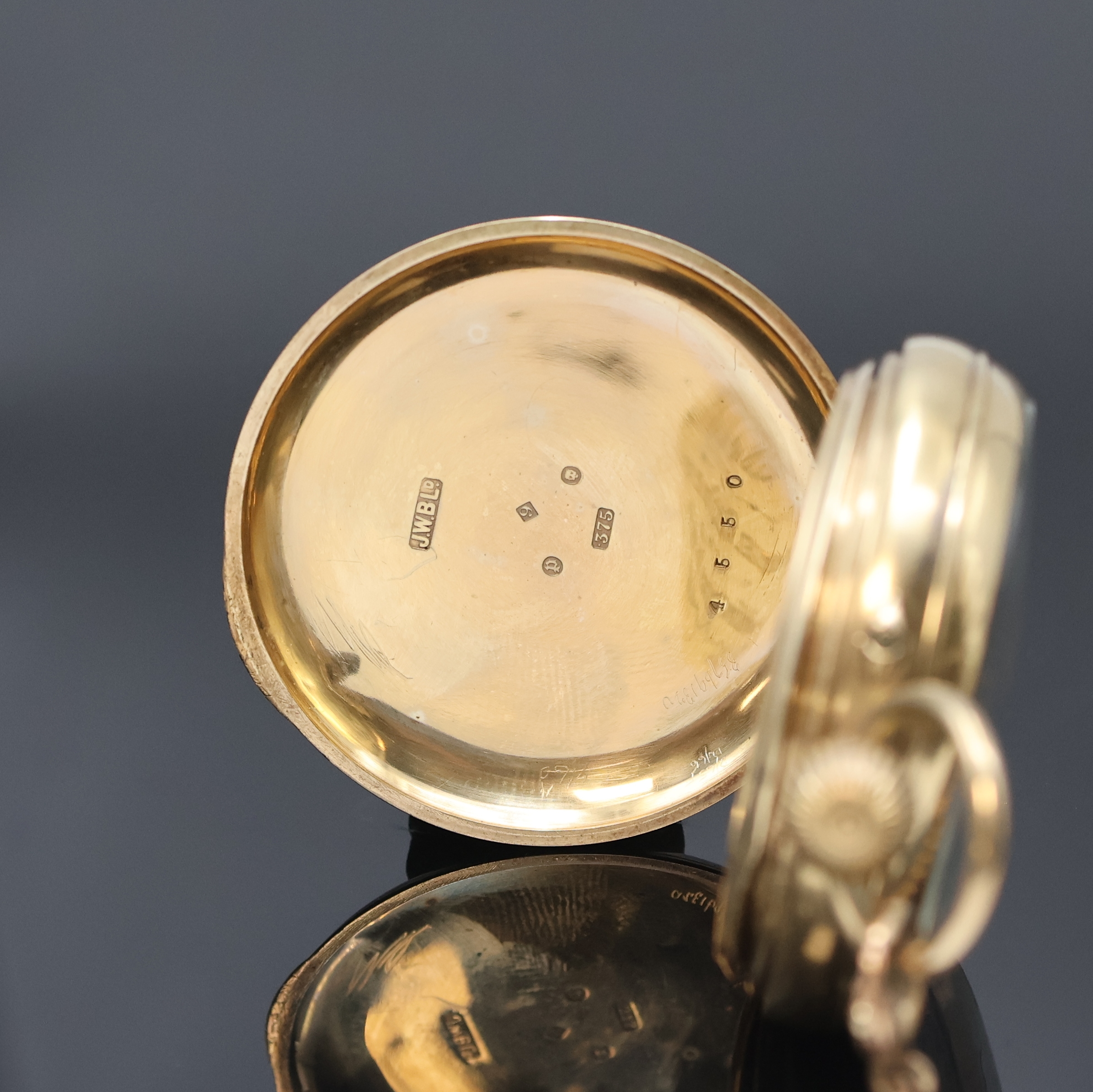 Detail c: J.W.BENSON offene Taschenuhr in GG 375/000 mit Kette in RG 375/000, London um 1932, glattes Geh. dell., Rückdeckel m. Monogramm, Goldcuvette, ...