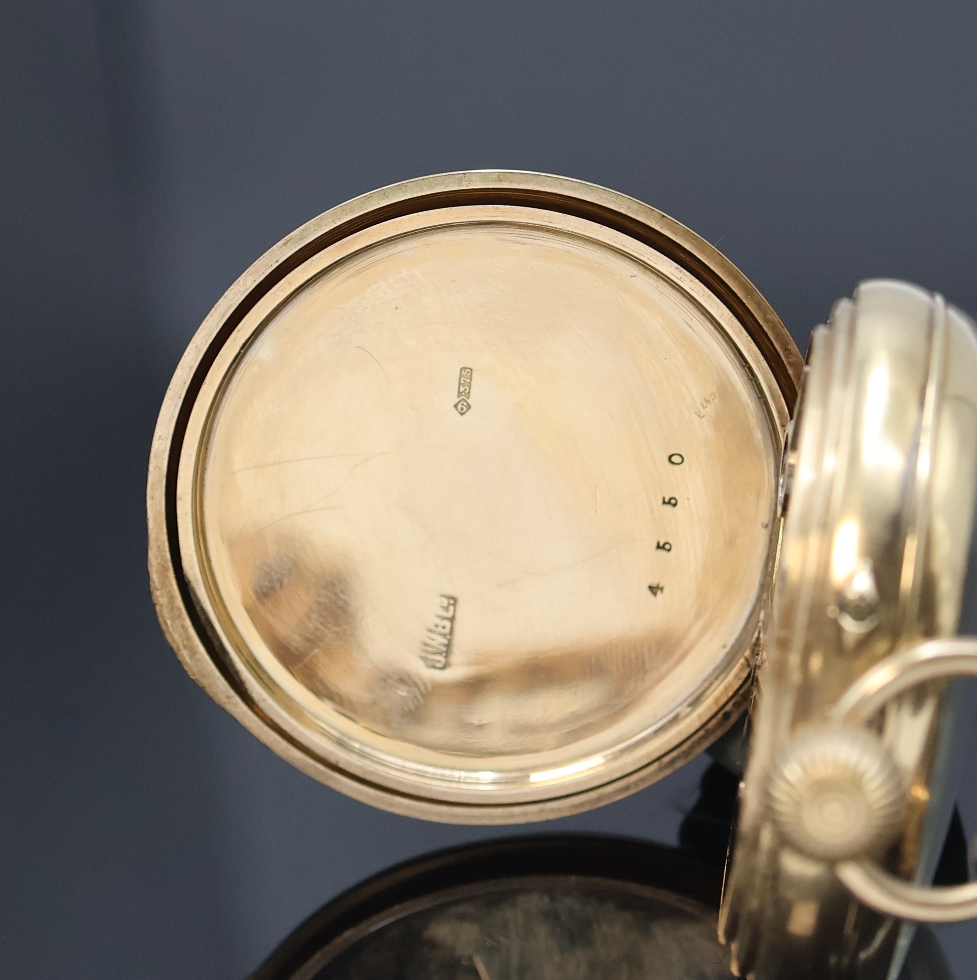 Detail d: J.W.BENSON offene Taschenuhr in GG 375/000 mit Kette in RG 375/000, London um 1932, glattes Geh. dell., Rückdeckel m. Monogramm, Goldcuvette, ...