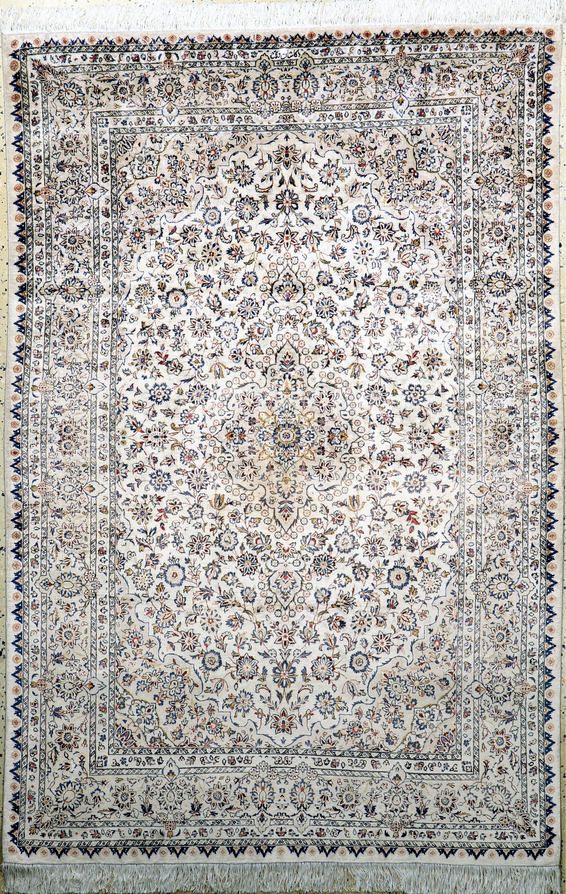 Keschan Seide fein, Persien, signiert "Falah", Ende 20.Jhd, reine Naturseide, ca. 202 x 135 cm, EHZ: 2(Fransen erneuert)