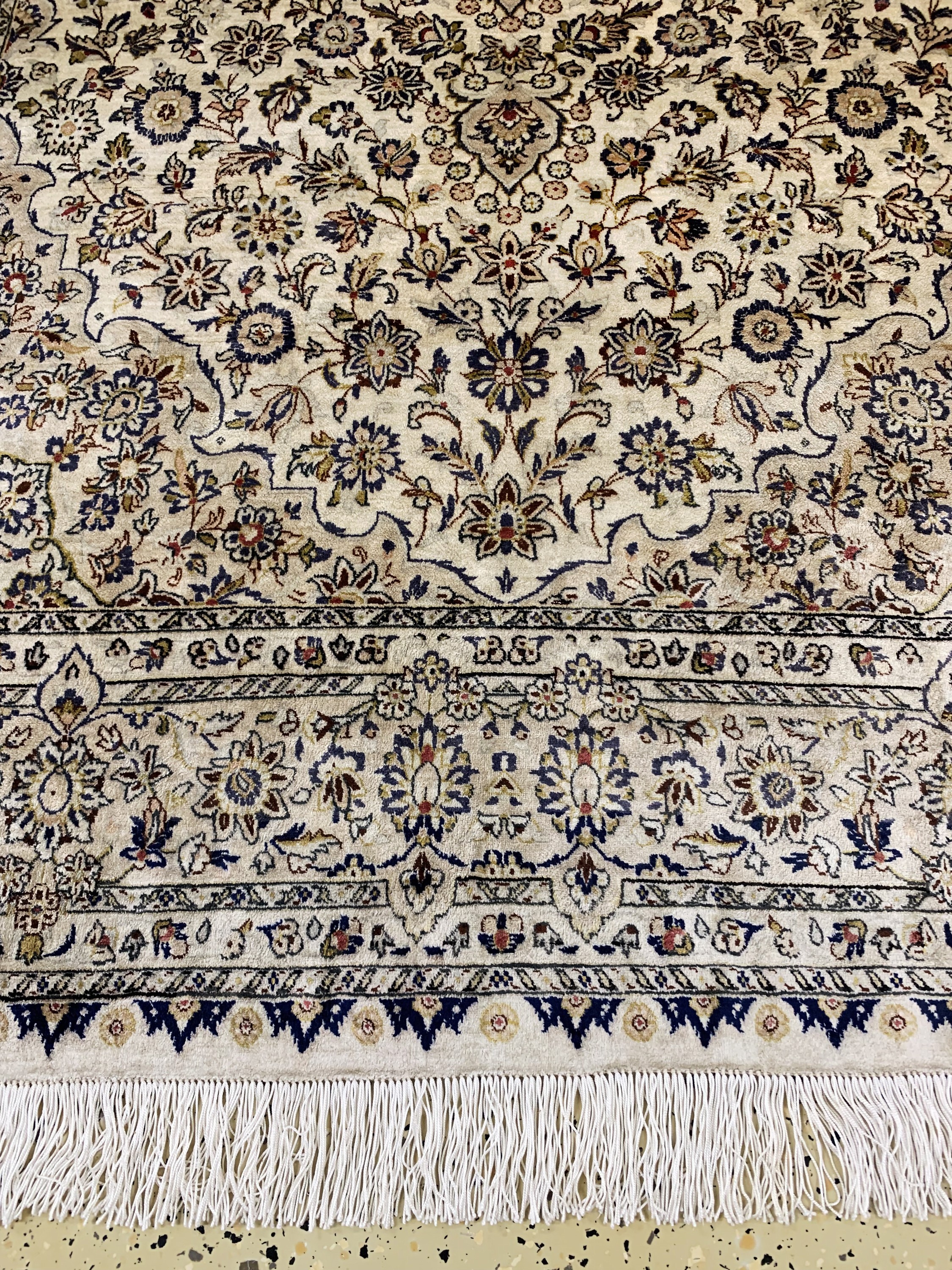 Detail b: Keschan Seide fein, Persien, signiert "Falah", Ende 20.Jhd, reine Naturseide, ca. 202 x 135 cm, EHZ: 2(Fransen erneuert)